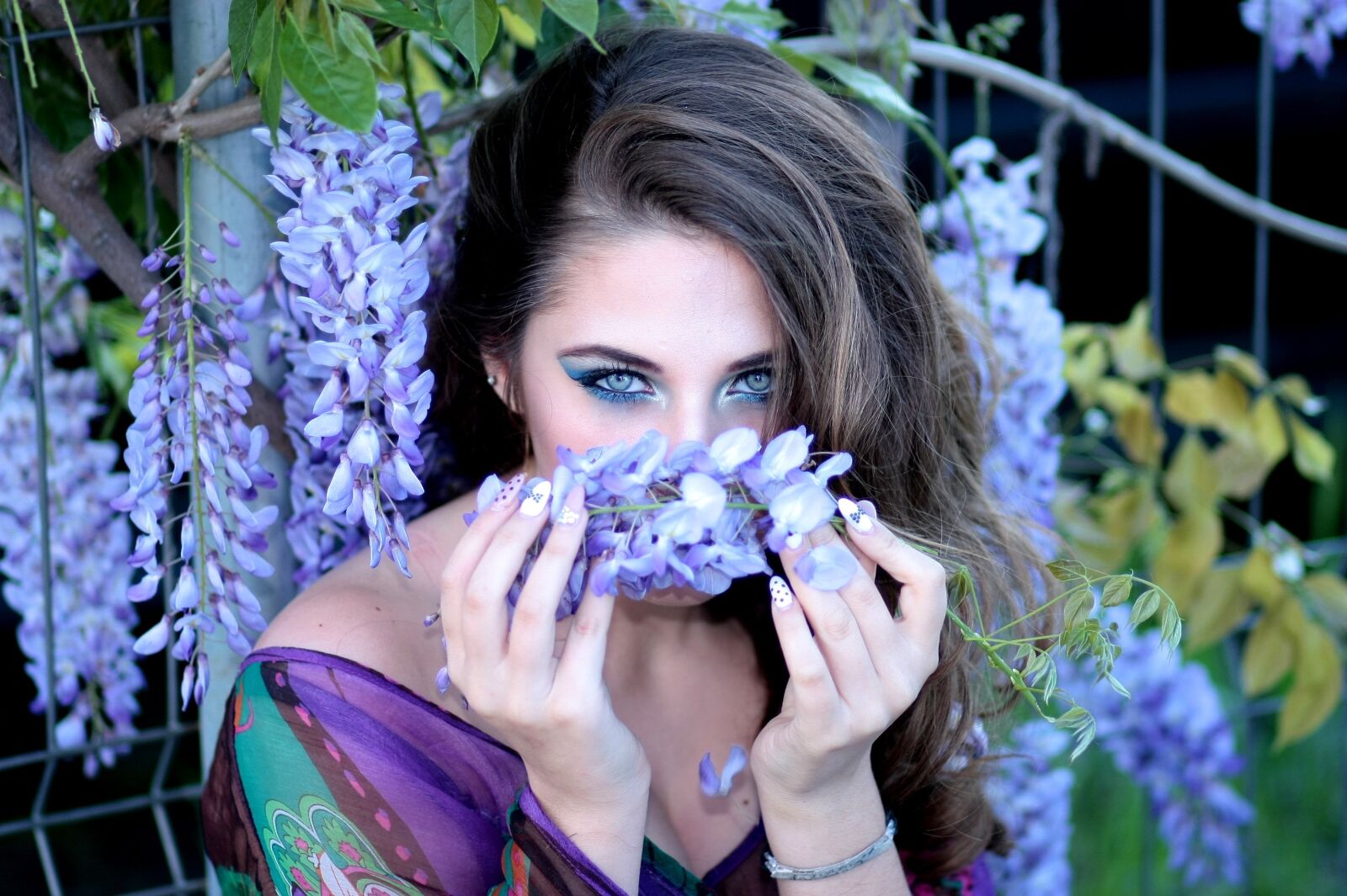Canon EOS 450D (EOS Rebel XSi / EOS Kiss X2) sample photo. Girl, flowers, violet photography