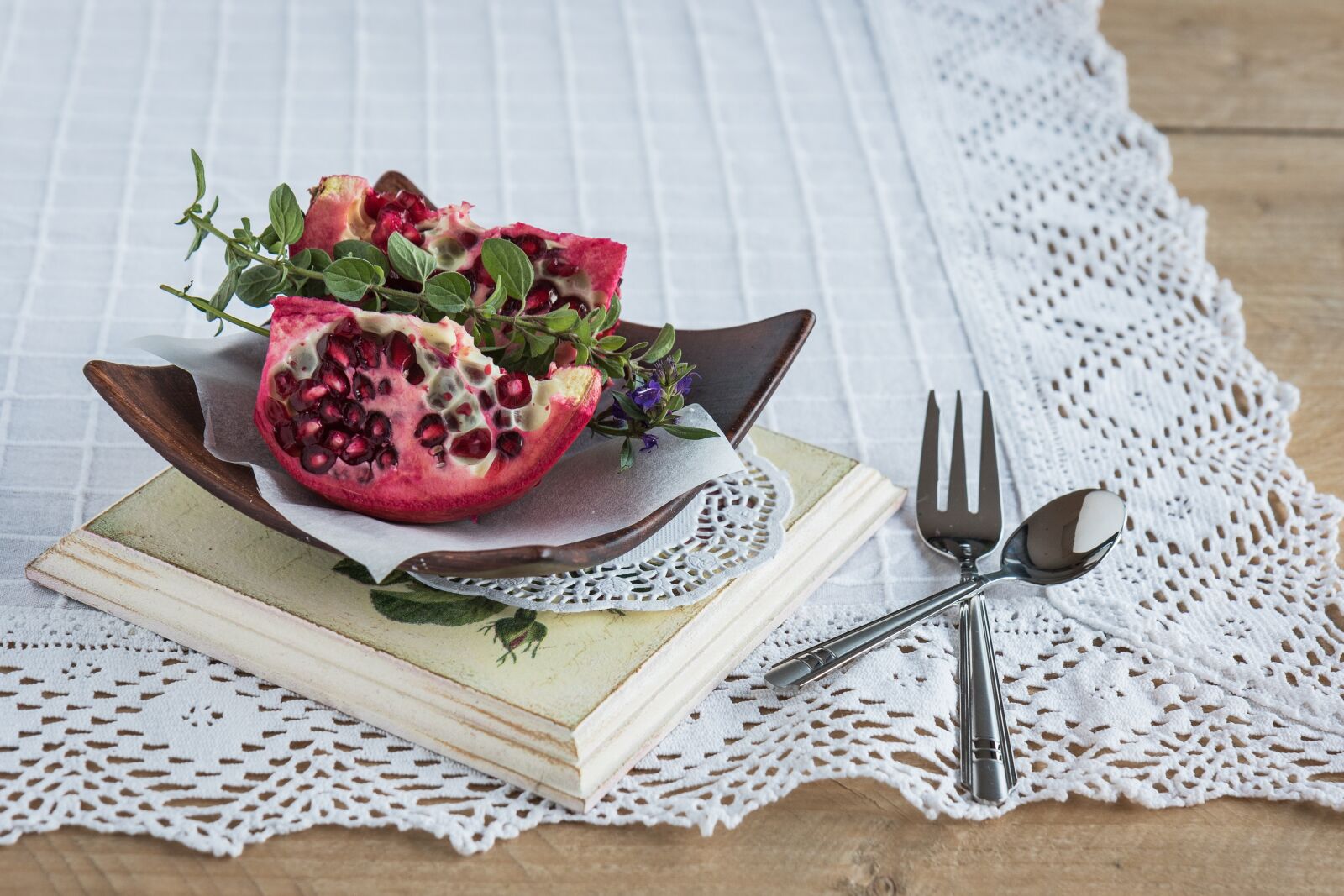 Canon EOS 7D Mark II sample photo. Pomegranate, pomegranate seeds, fruit photography