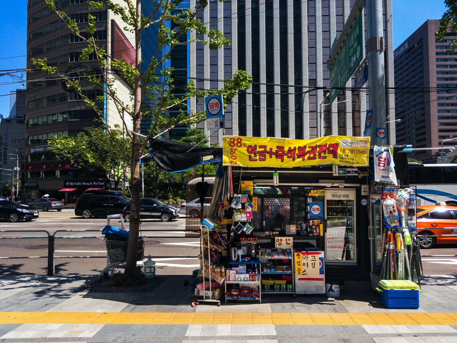 iPhone SE back camera 4.15mm f/2.2 sample photo. Seoul, korea, city photography