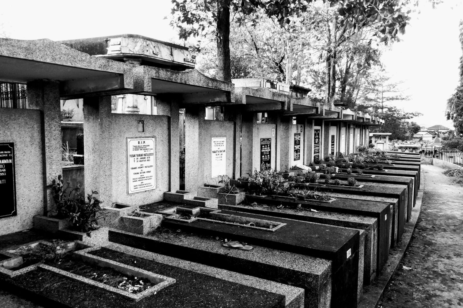 LG G5 sample photo. Grave, cemetery, tomb photography