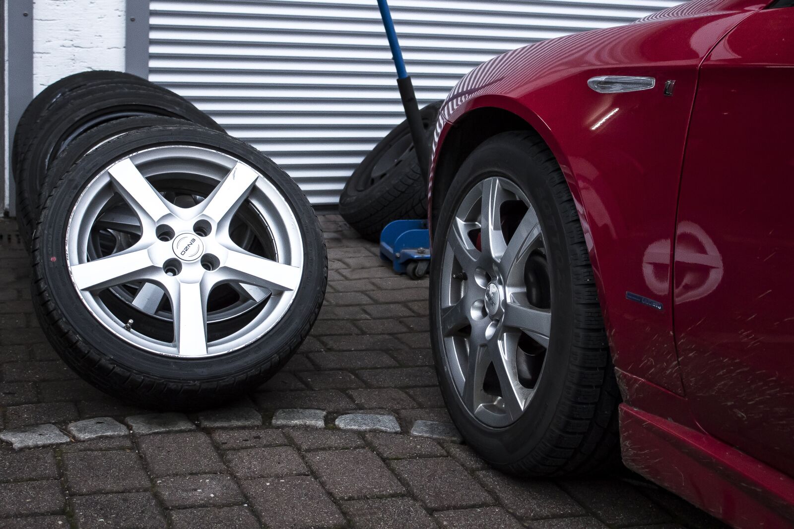 Canon EOS 1300D (EOS Rebel T6 / EOS Kiss X80) sample photo. Workshop, auto tires, tire photography