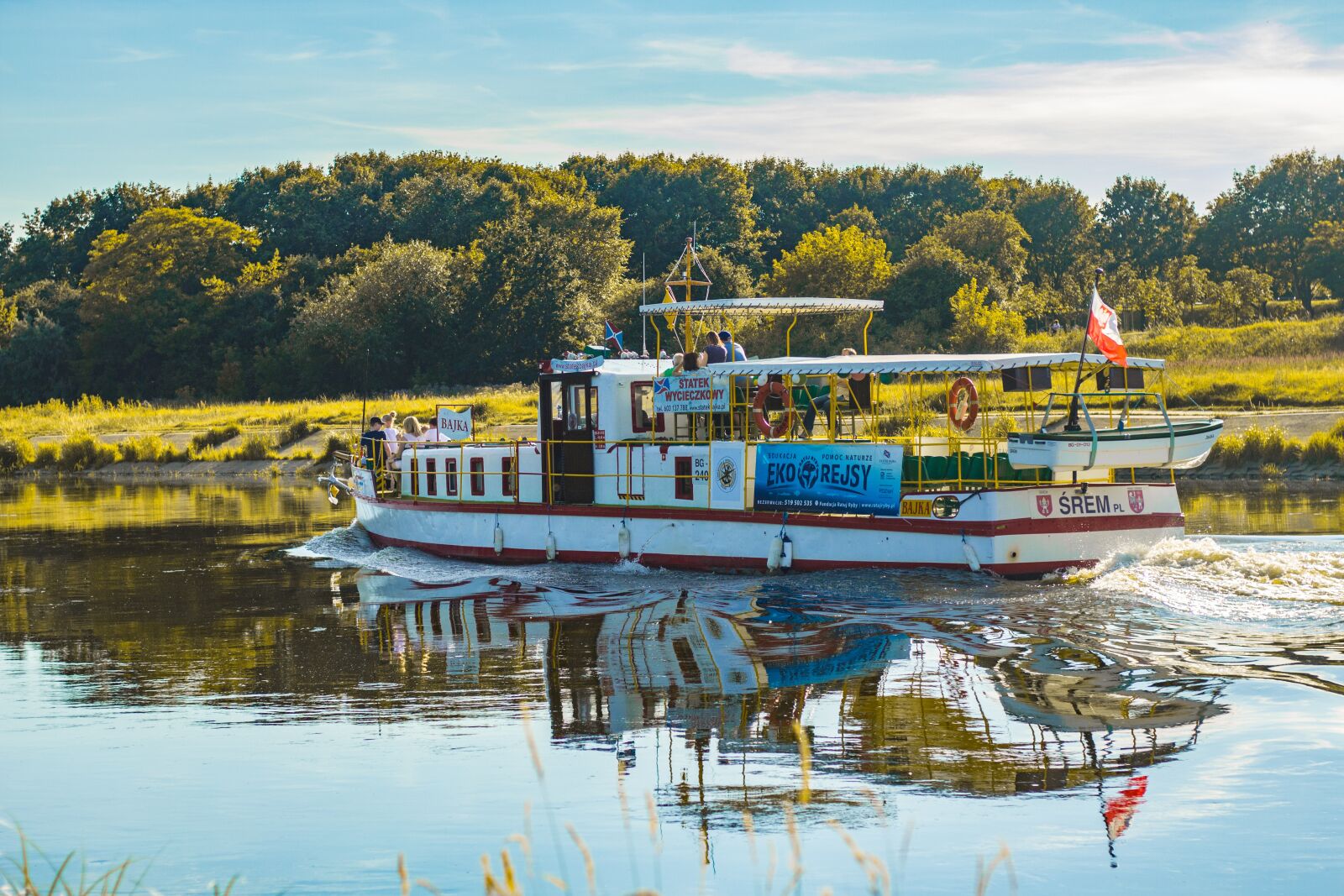 Canon EOS 700D (EOS Rebel T5i / EOS Kiss X7i) + Canon EF 50mm F1.8 STM sample photo. Water, boat, the barge photography