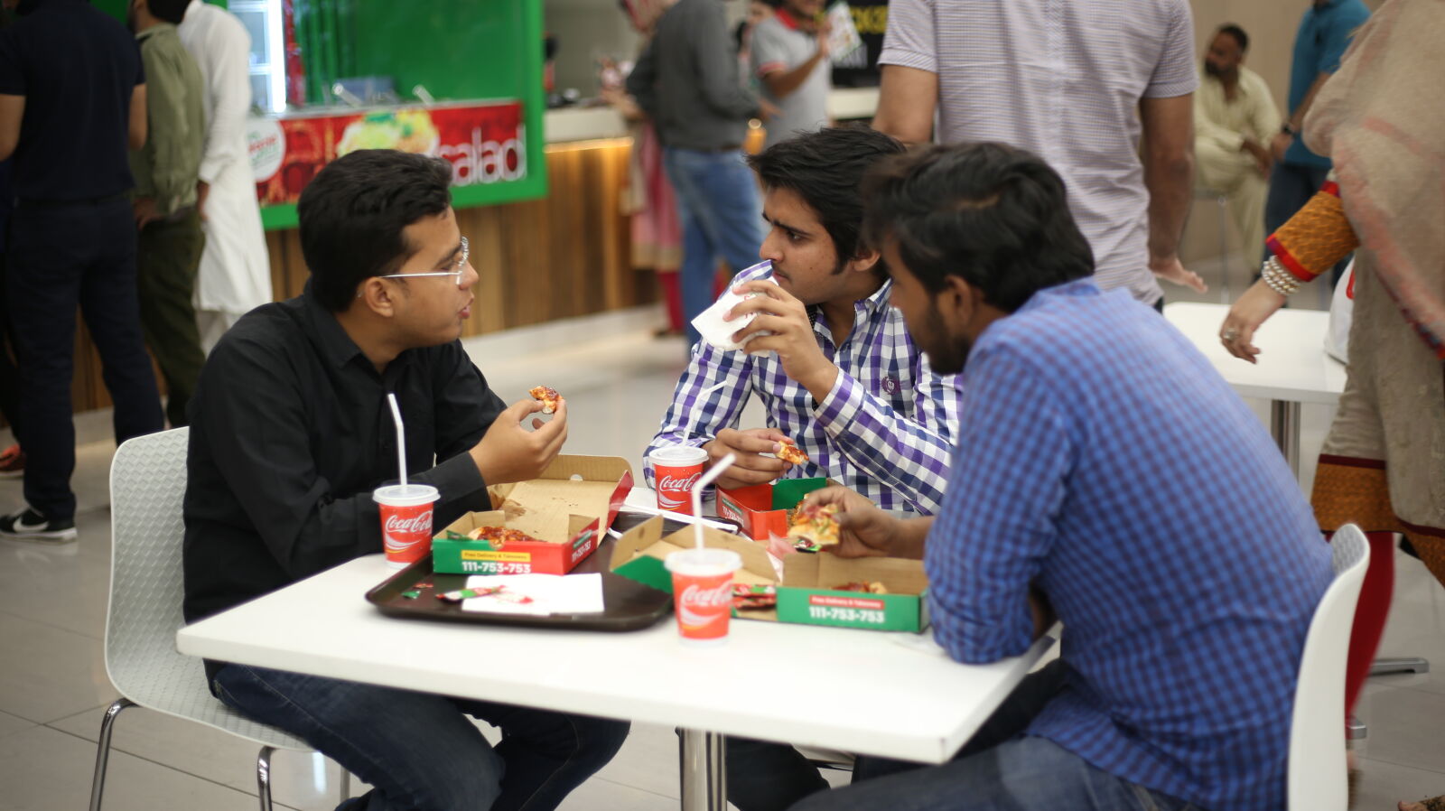Canon EOS 6D + Canon EF 50mm F1.8 STM sample photo. Friends, meeting, pizza, public photography