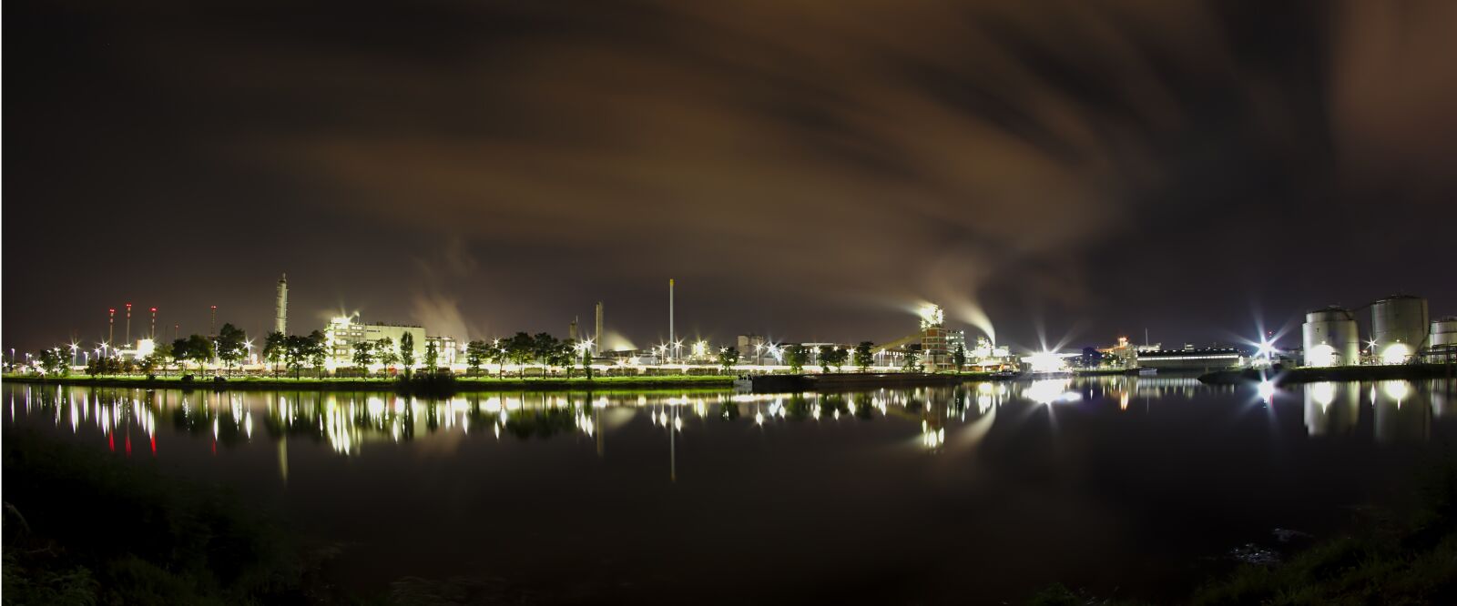 Canon EOS 77D (EOS 9000D / EOS 770D) sample photo. Night, industry, industrial area photography