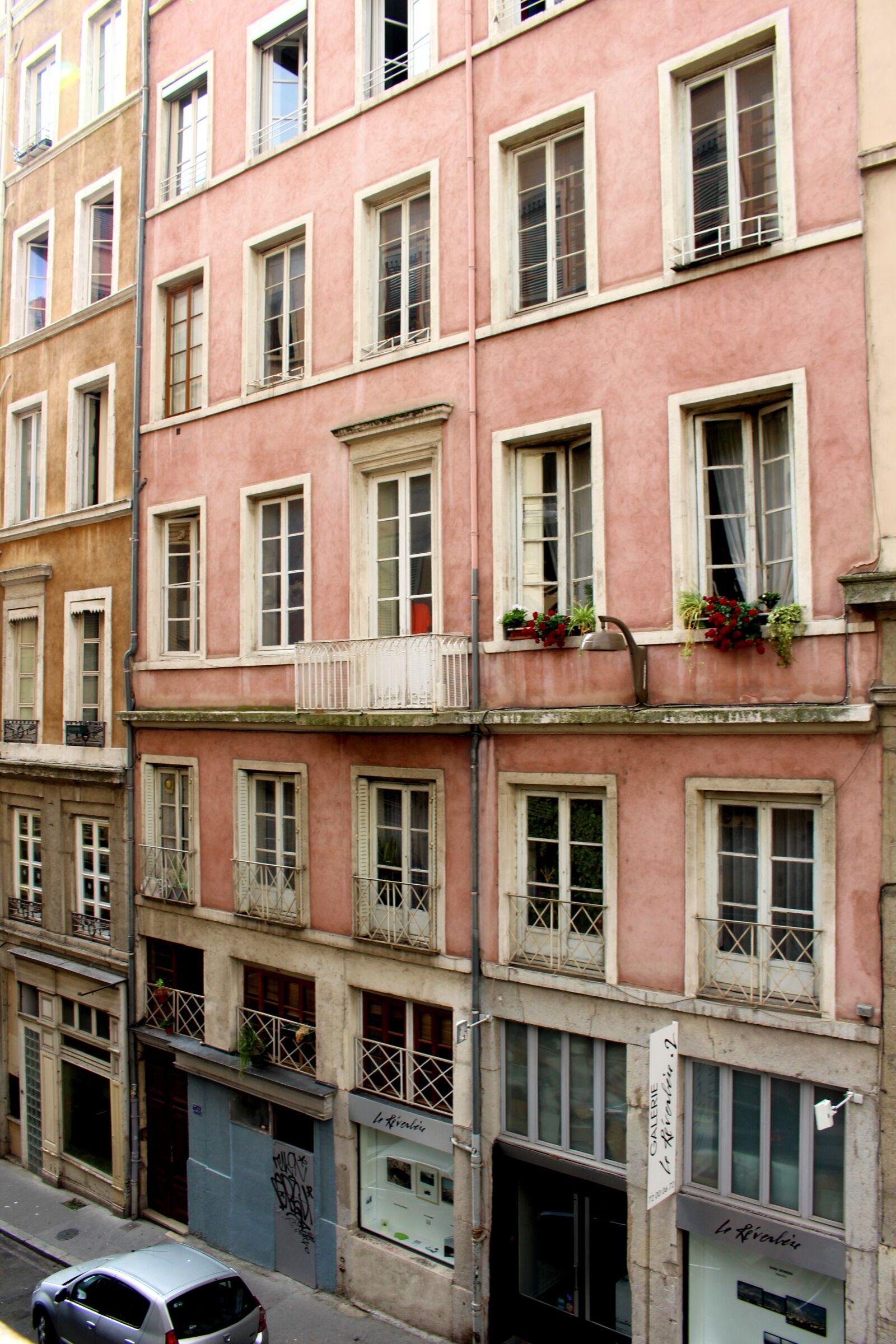 Canon EOS 700D (EOS Rebel T5i / EOS Kiss X7i) sample photo. Lyon, france, window photography