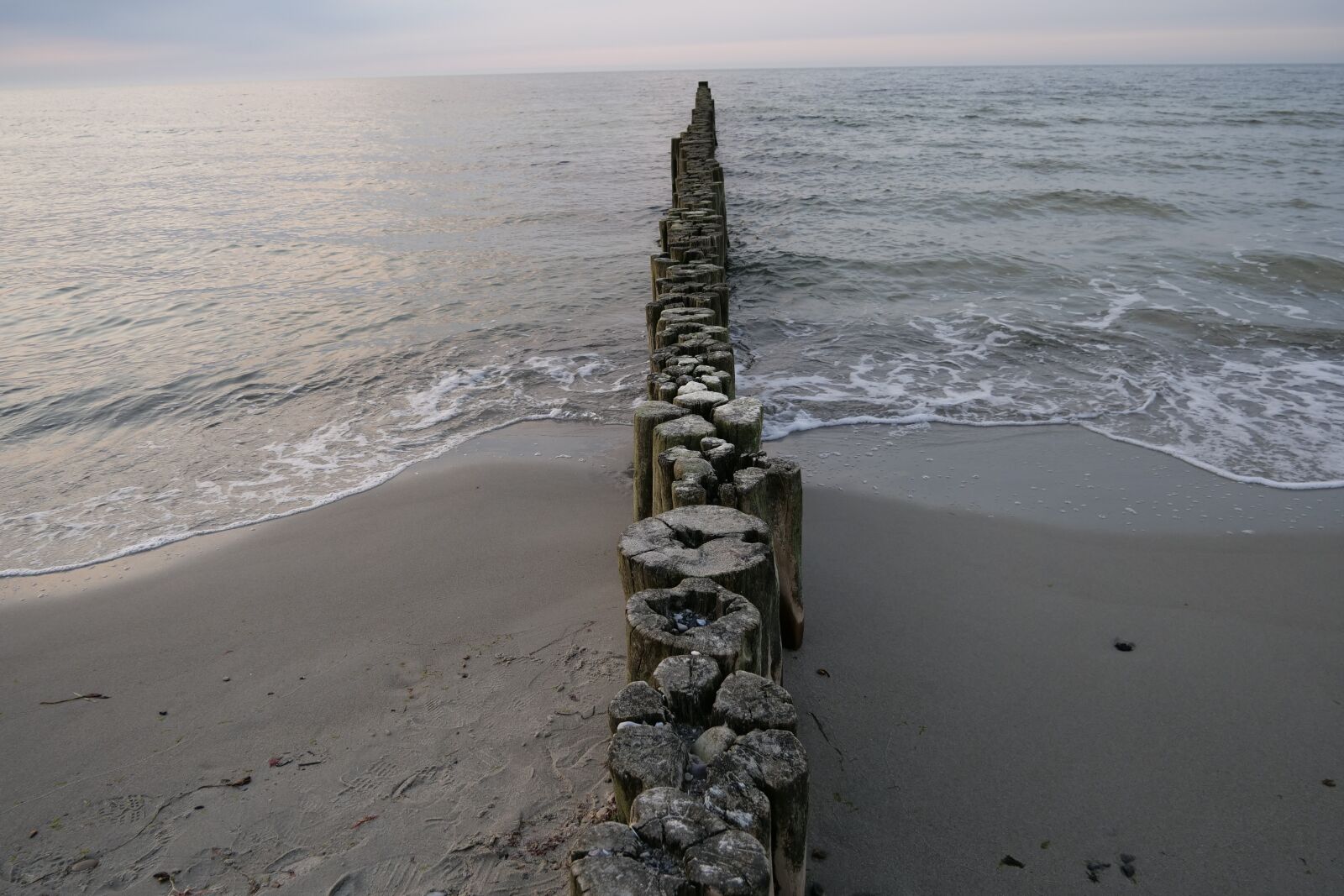 Panasonic Lumix DC-G9 sample photo. Sea, groyne, beach buhne photography