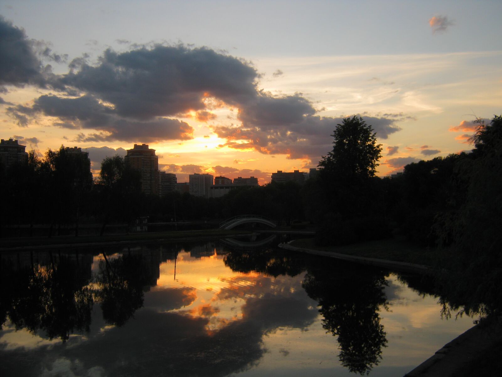 Canon PowerShot A480 sample photo. City, sky, sun photography