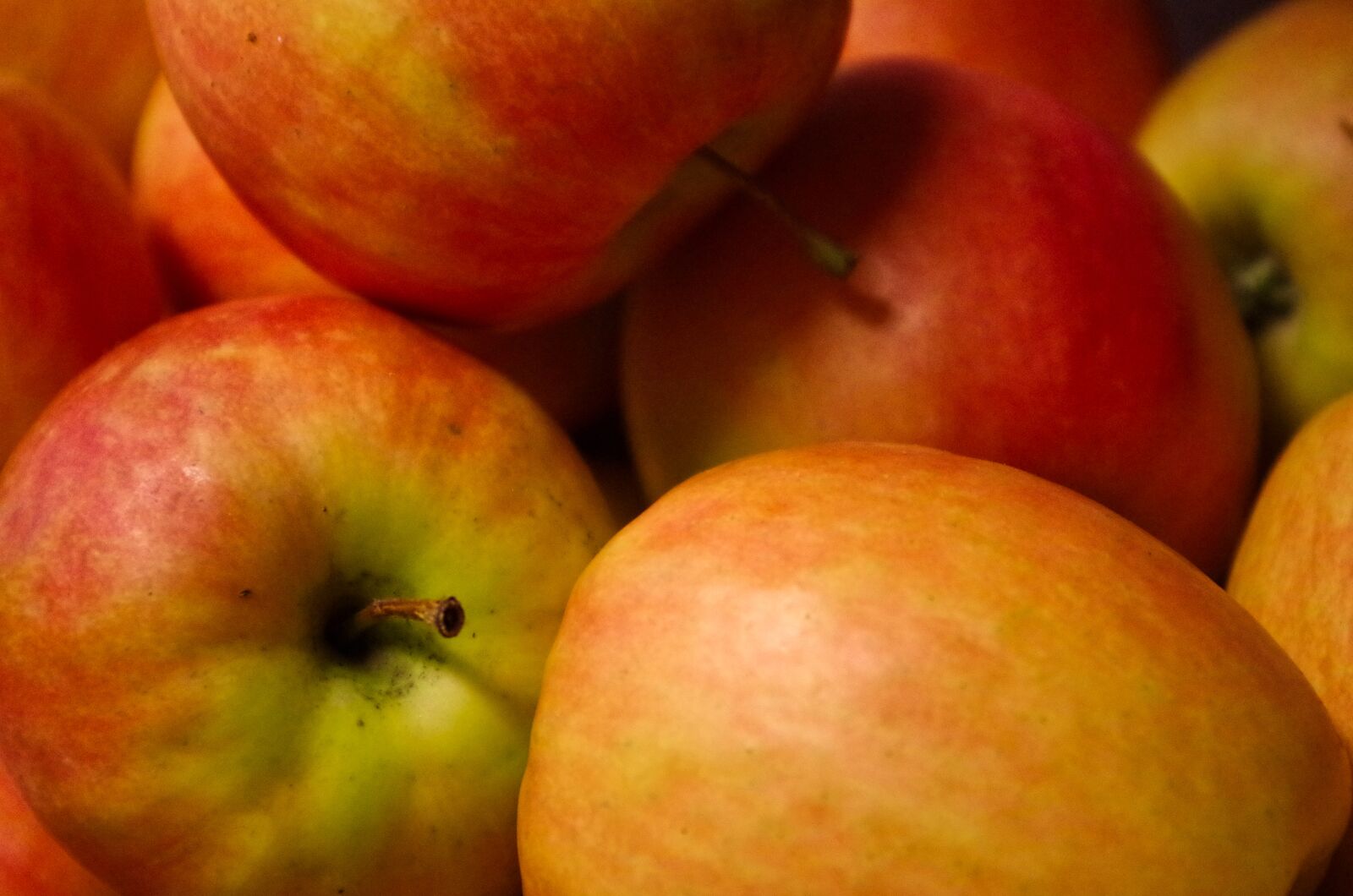 Pentax K-500 sample photo. Apple, healthy, fruit vitamins photography