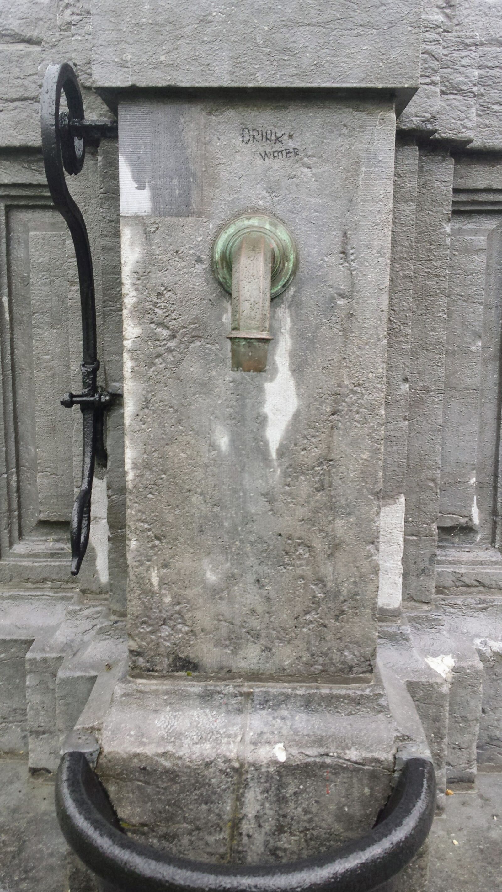 Samsung Galaxy S4 sample photo. Stone, pump, belgium photography
