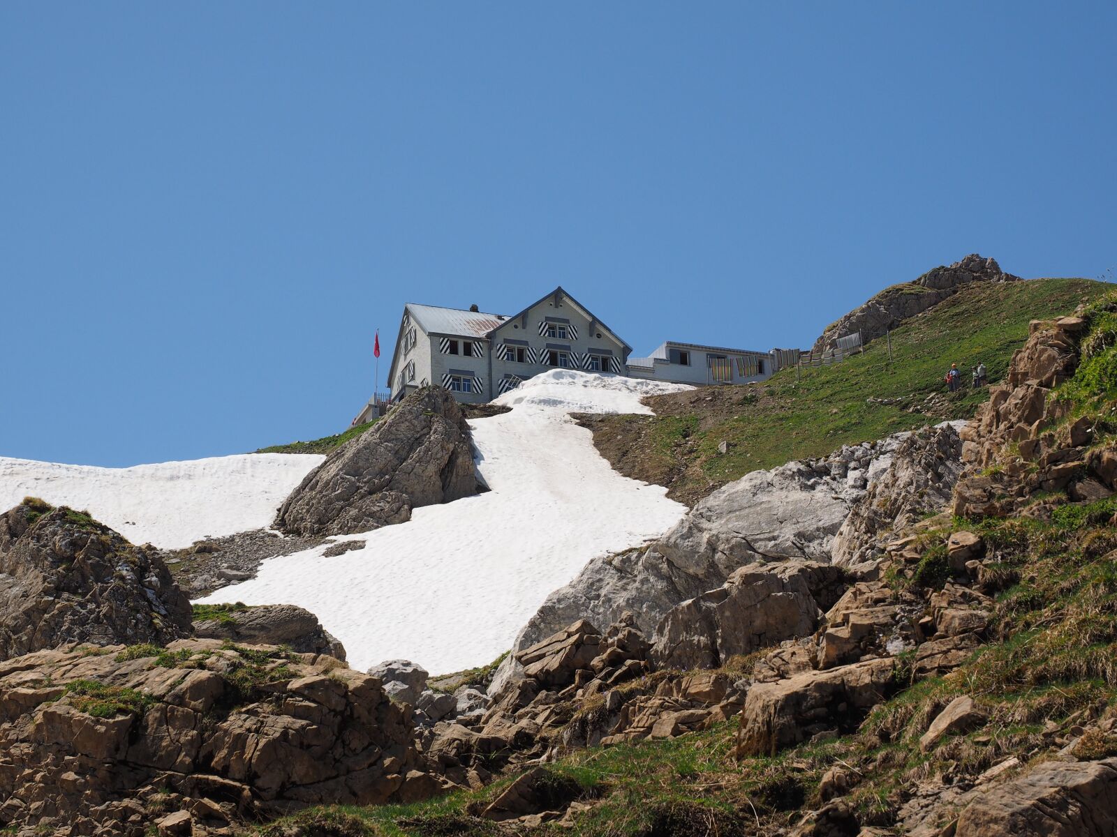 Olympus OM-D E-M1 + Olympus M.Zuiko Digital ED 12-40mm F2.8 Pro sample photo. Hut, mountain hut, pass photography