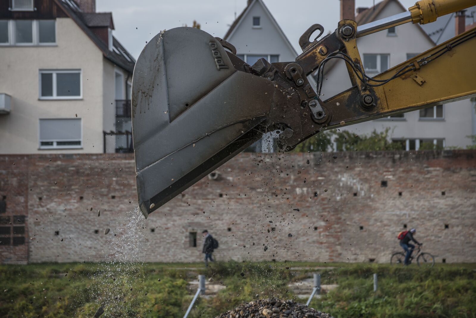 Nikon D800 sample photo. Excavators, danube, city wall photography