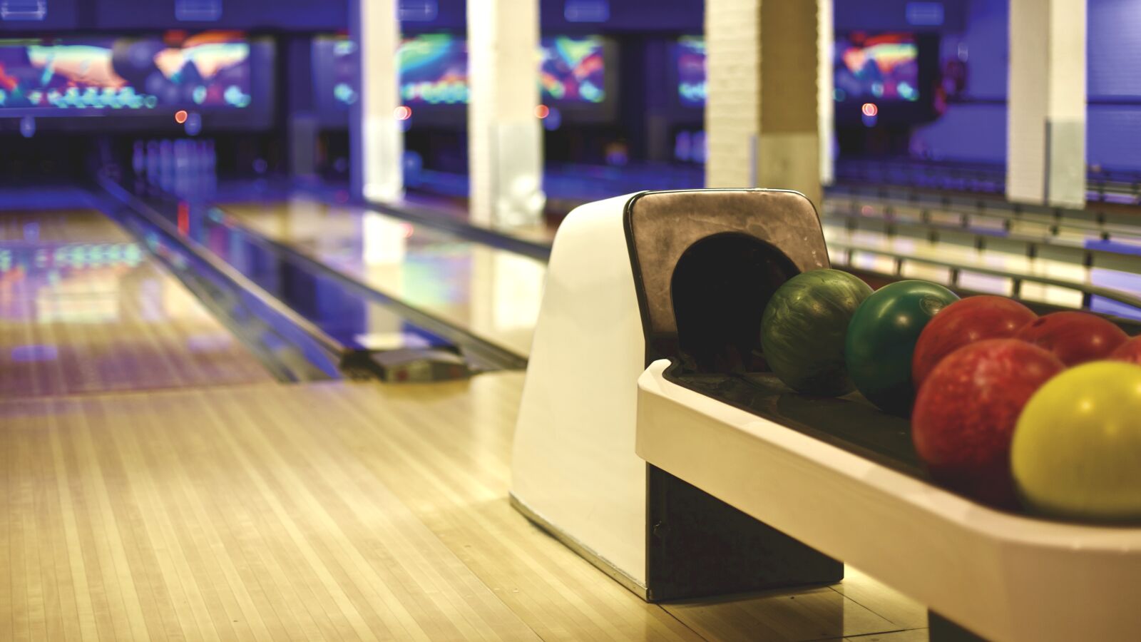 Canon EOS 6D + Canon EF 50mm F1.4 USM sample photo. Bowling, ball, sport photography