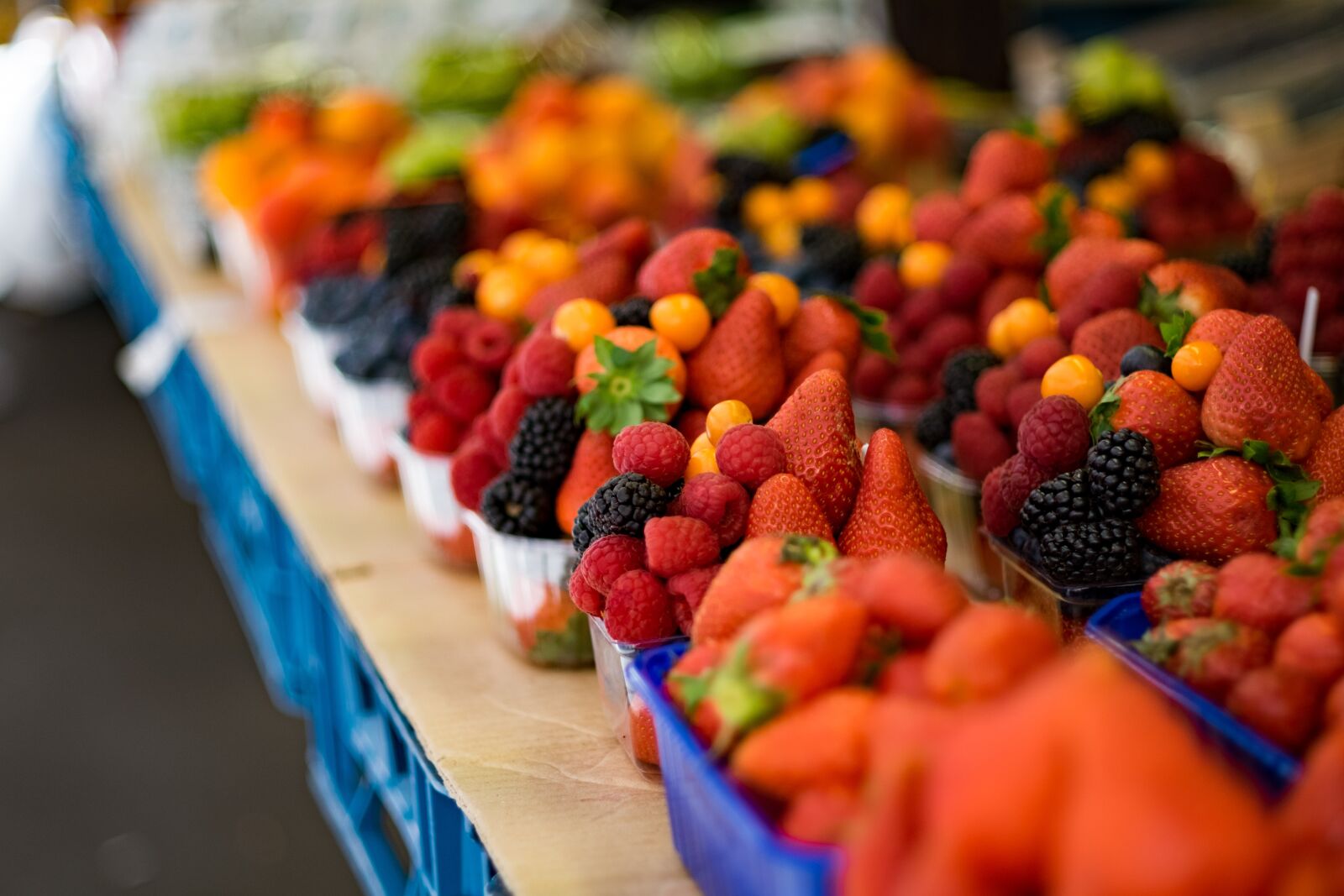 Fujifilm X-T10 sample photo. Strawberry, fruit, blackberries photography