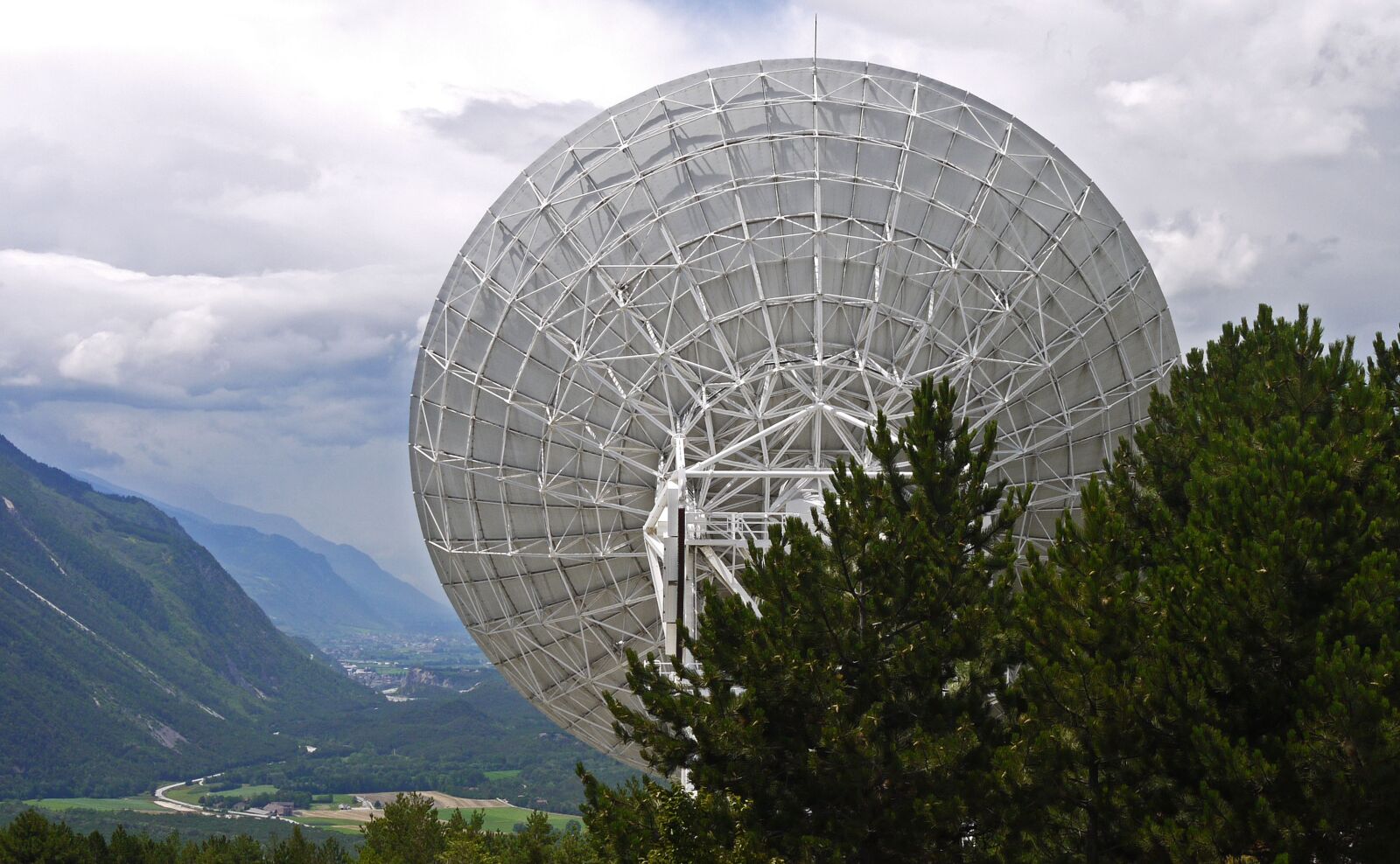 Panasonic Lumix DMC-G1 sample photo. Radio telescope, satellitenbeoabachtung, switzerland photography