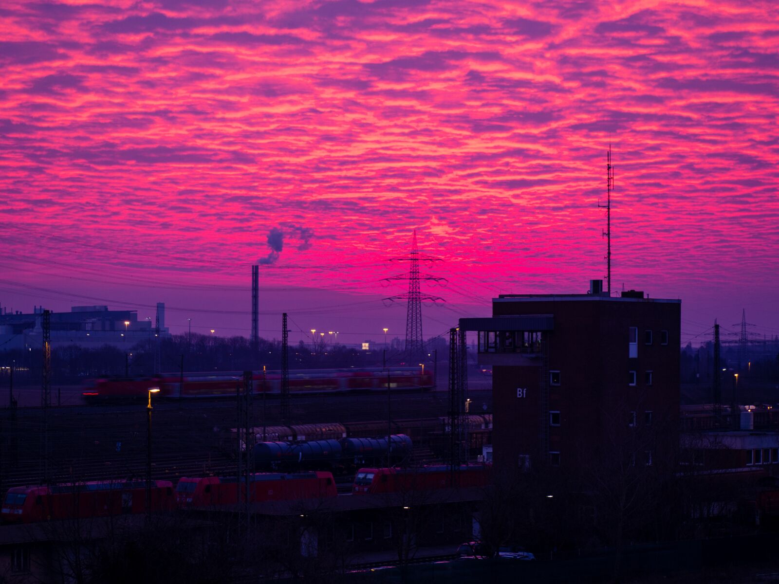 Olympus OM-D E-M10 II sample photo. Goods station, sunrise, pink photography