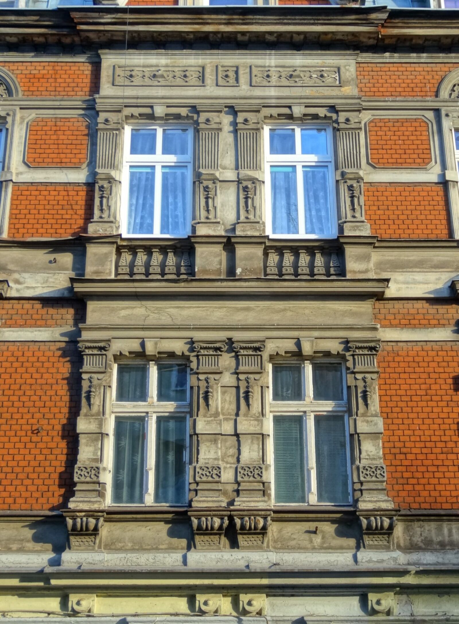 Sony Cyber-shot DSC-HX20V sample photo. Bydgoszcz, windows, architecture photography