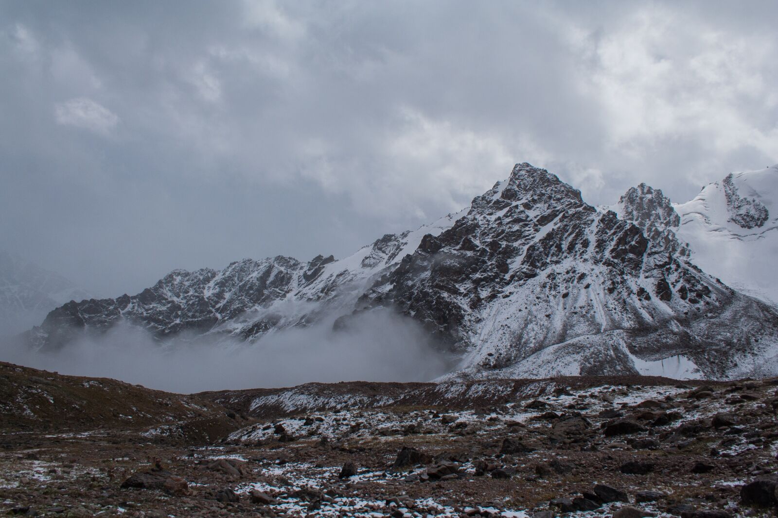 Canon EOS 350D (EOS Digital Rebel XT / EOS Kiss Digital N) sample photo. Mountains, snow, fog photography