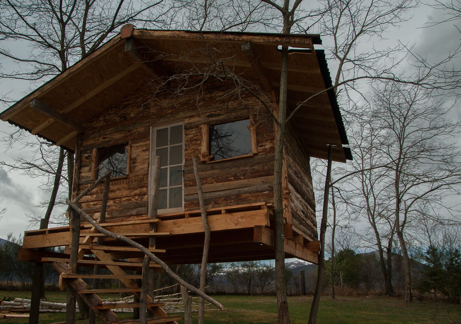 Pentax K10D sample photo. Cabin, small house, boards photography