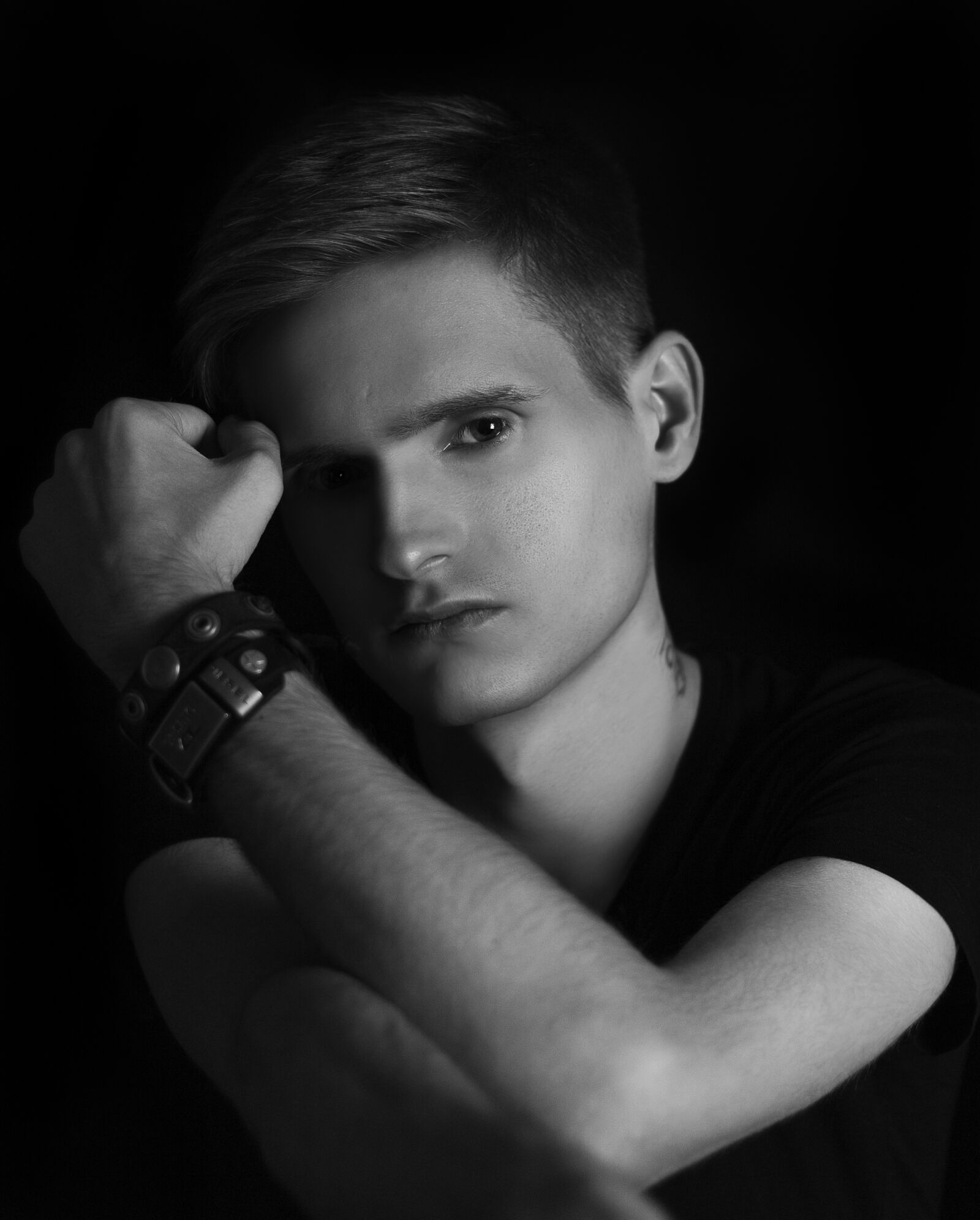Canon EOS 750D (EOS Rebel T6i / EOS Kiss X8i) sample photo. Black and white, man photography