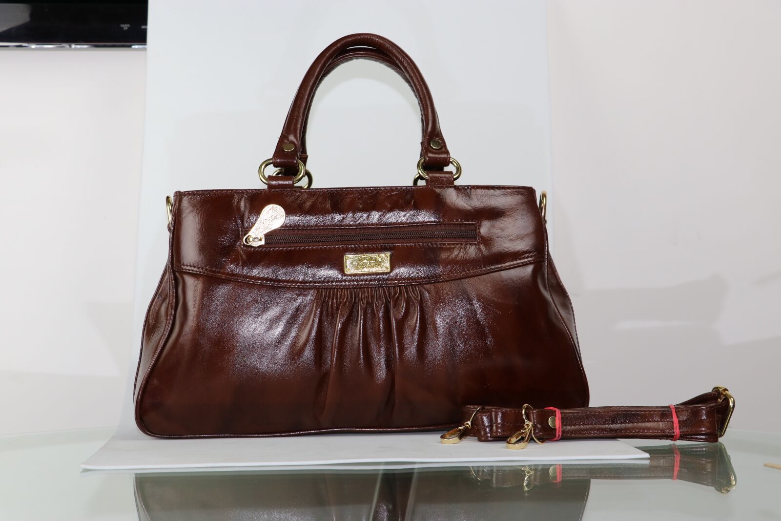 Canon EF-S 18-135mm F3.5-5.6 IS USM sample photo. Bag, concepts, shop photography