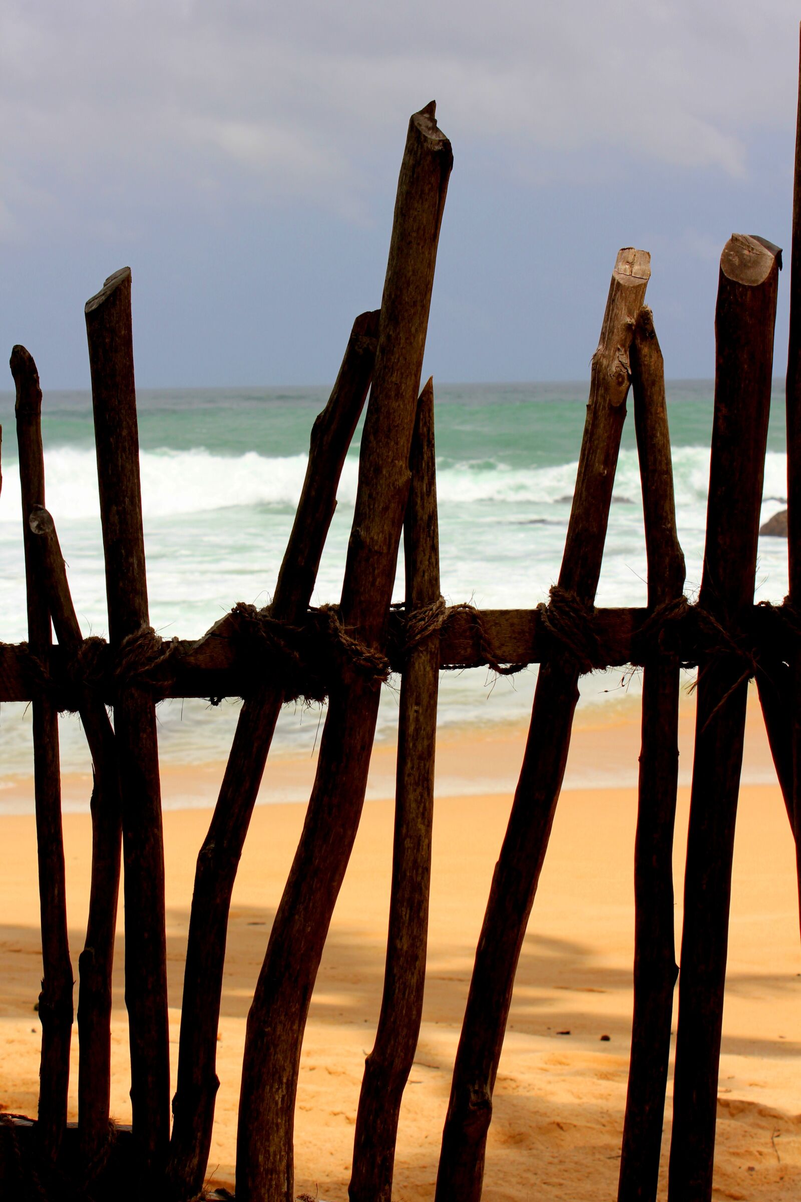 Canon EOS 550D (EOS Rebel T2i / EOS Kiss X4) sample photo. Fence, beach, sand photography