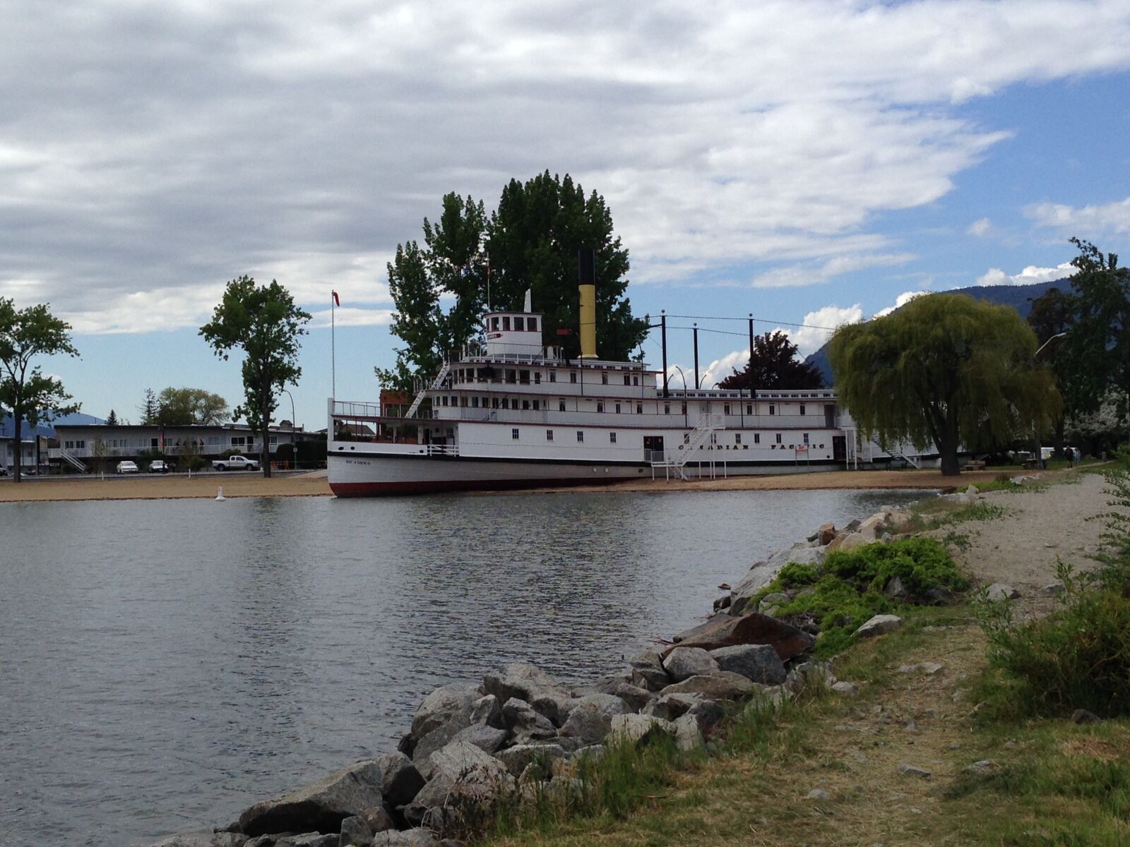 iPhone 5 back camera 4.12mm f/2.4 sample photo. Penticton, british columbia, ship photography