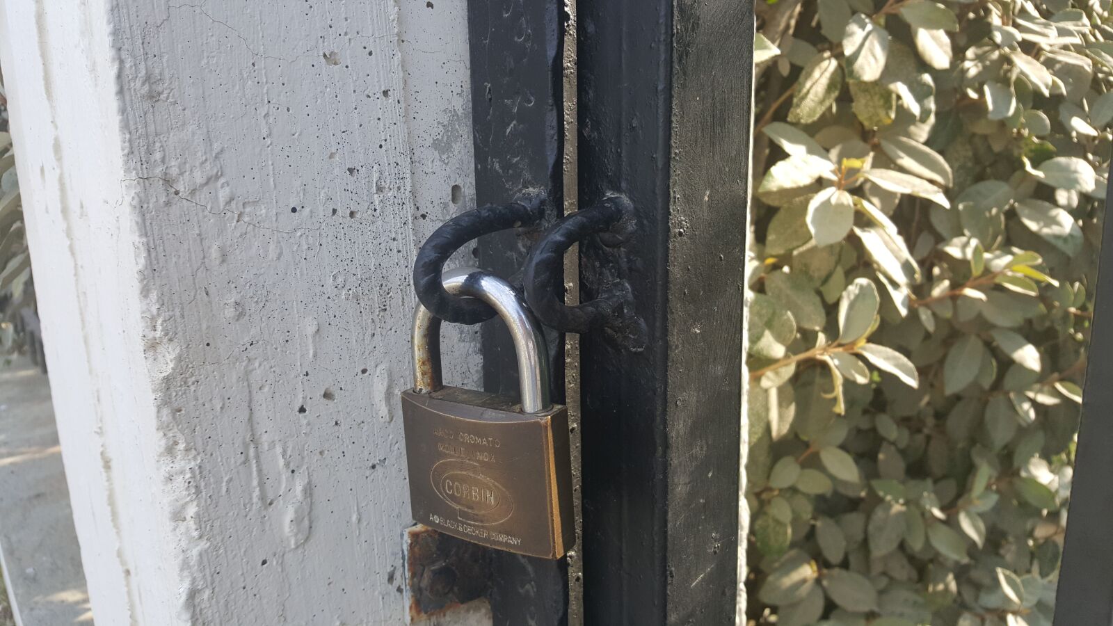 Samsung Galaxy S6 sample photo. Gate, lock, house photography