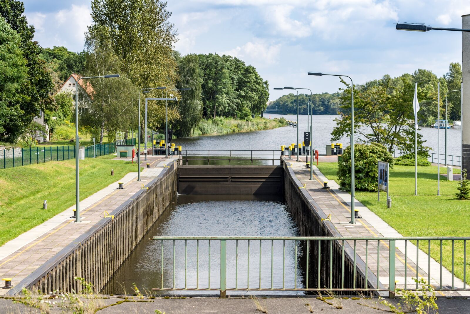 Sony a7 II + Sony FE 70-200mm F4 G OSS sample photo. Lock, shipping, teltow photography