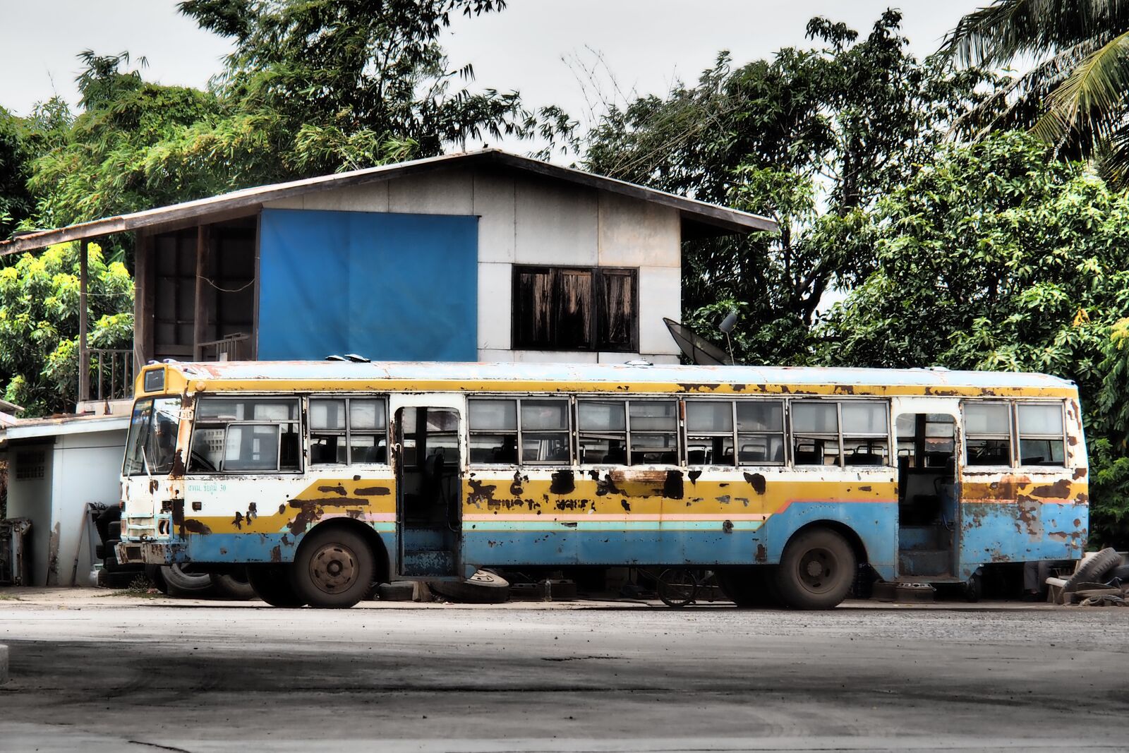 Olympus PEN E-PL7 sample photo. Bus, old bus, old photography