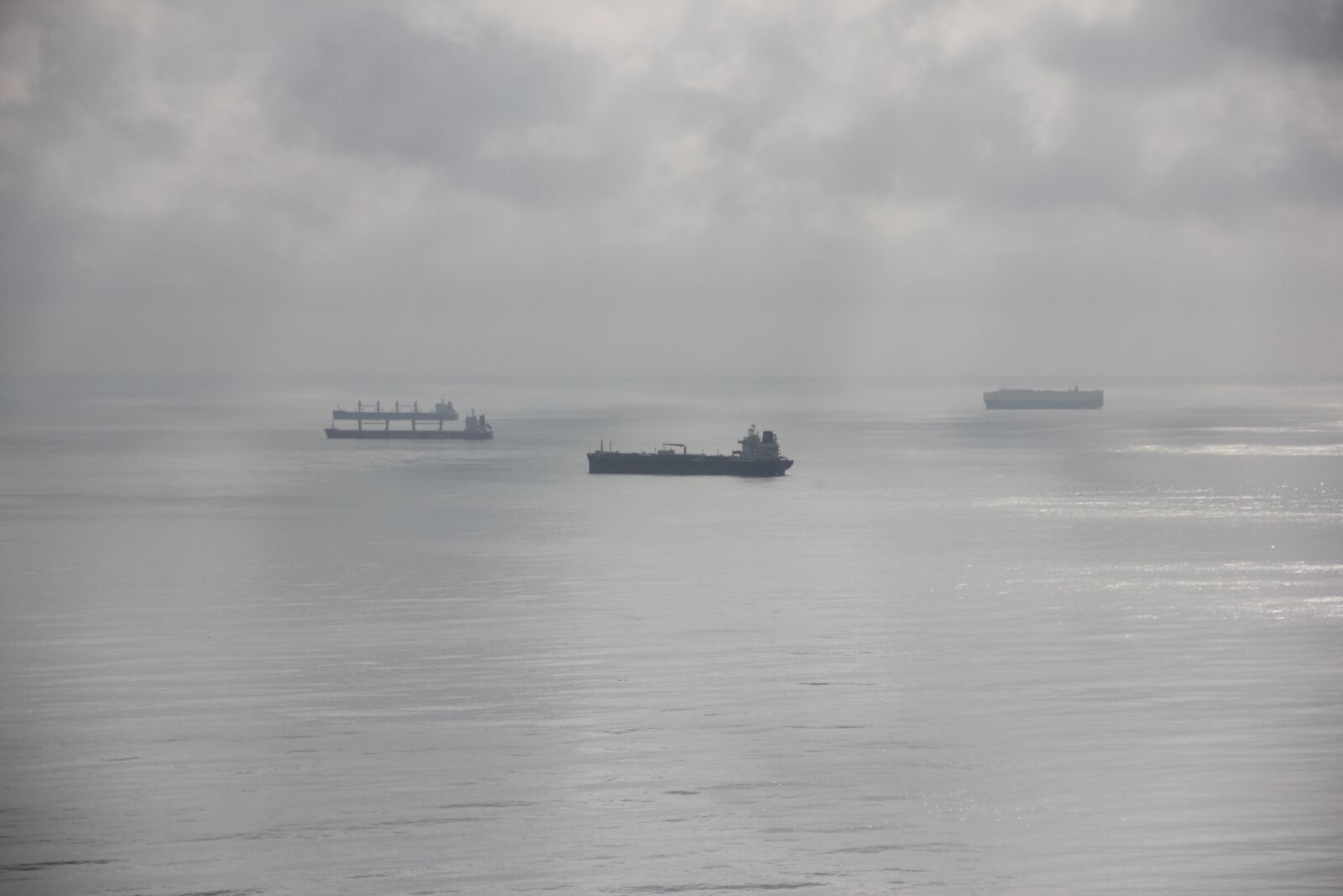 Canon EOS 550D (EOS Rebel T2i / EOS Kiss X4) sample photo. Boats, sun, fog photography