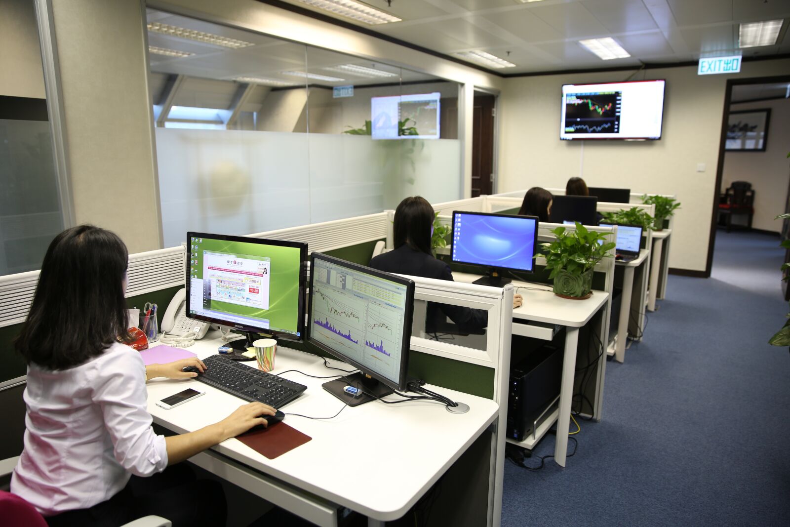 Canon EF 24-70mm F2.8L II USM sample photo. Business people, the company photography