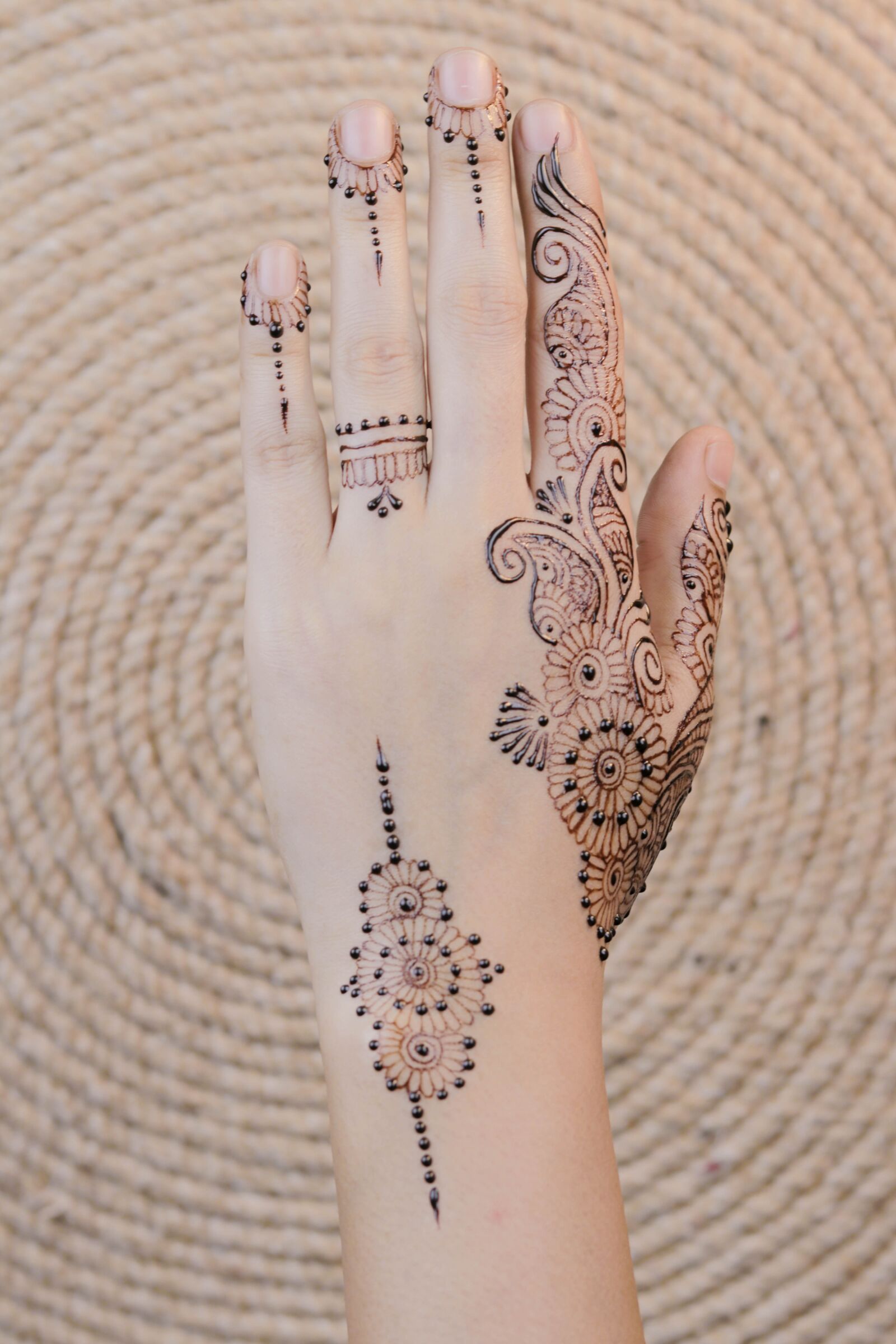 Canon EOS 80D + Canon EF 50mm F1.8 STM sample photo. Henna, hands, mehendi photography