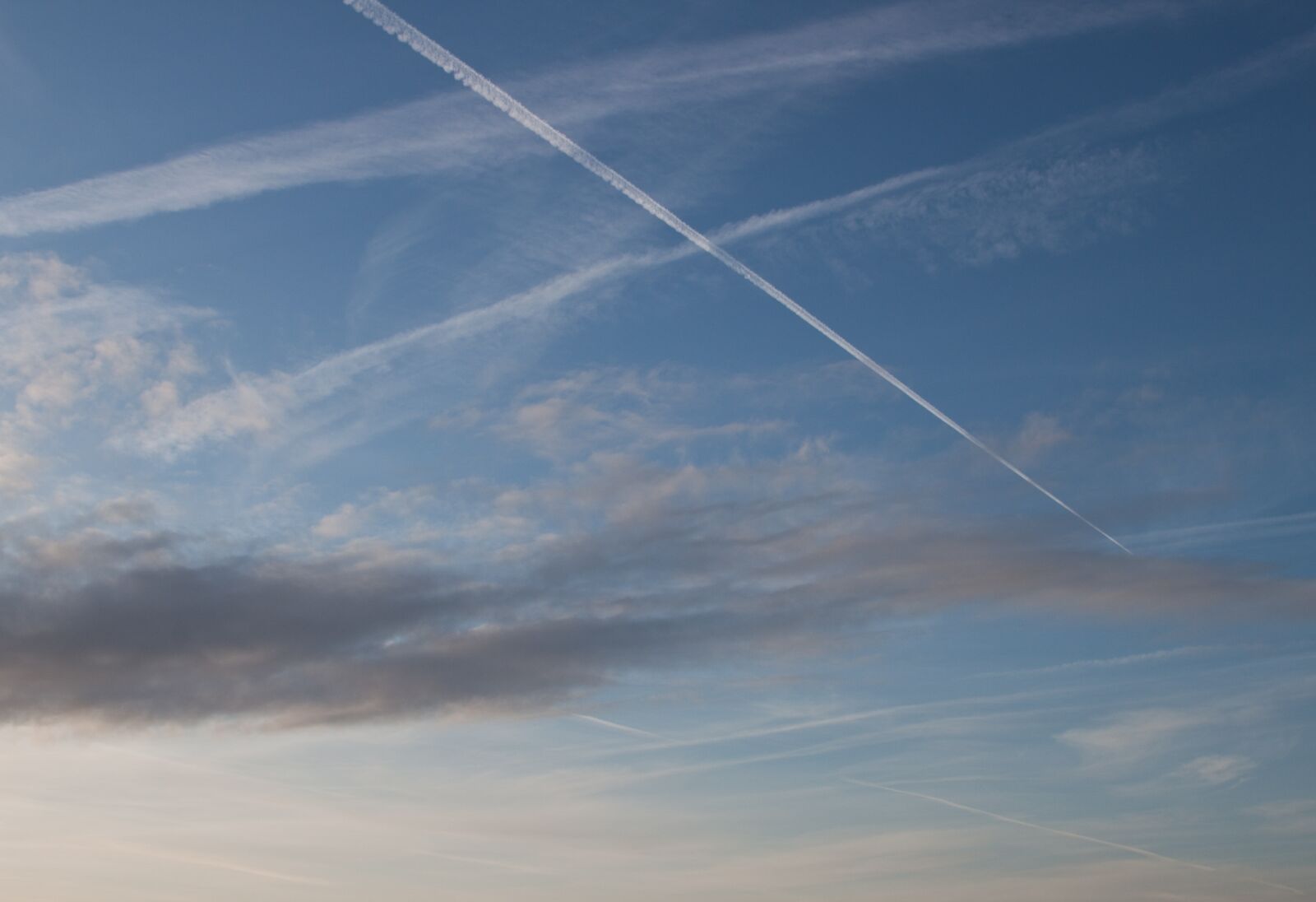Canon EOS 500D (EOS Rebel T1i / EOS Kiss X3) sample photo. Clouds, sky, plane photography