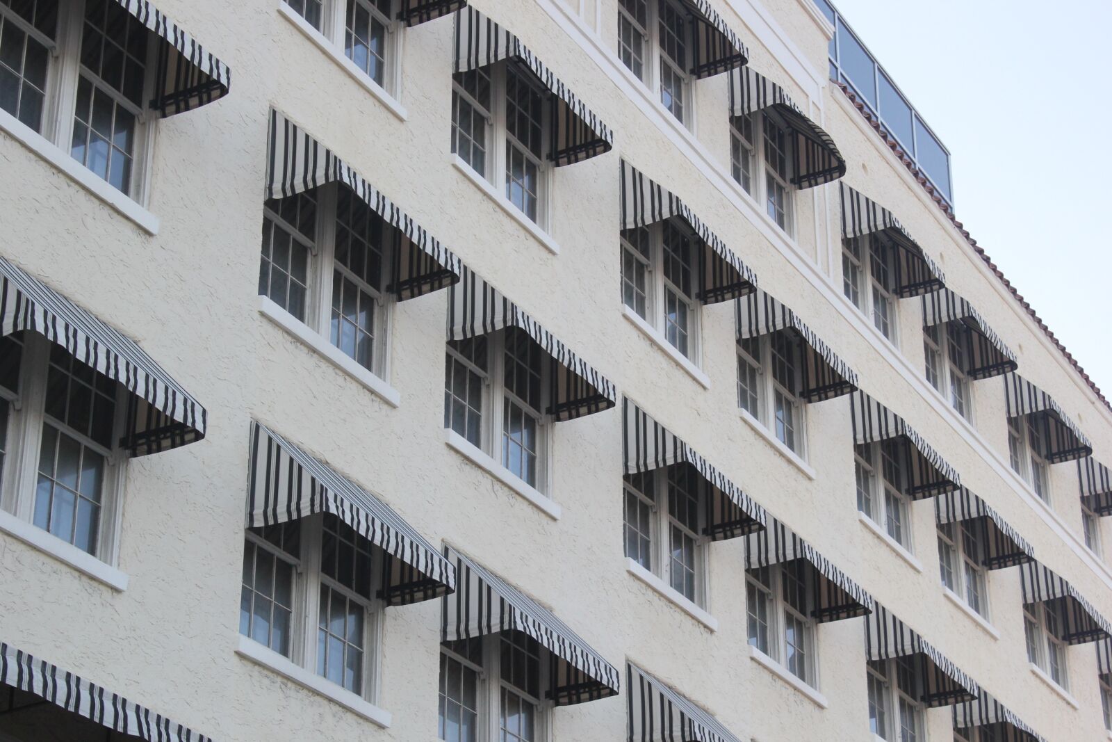 Canon EOS 550D (EOS Rebel T2i / EOS Kiss X4) sample photo. Windows, architecture, wall photography