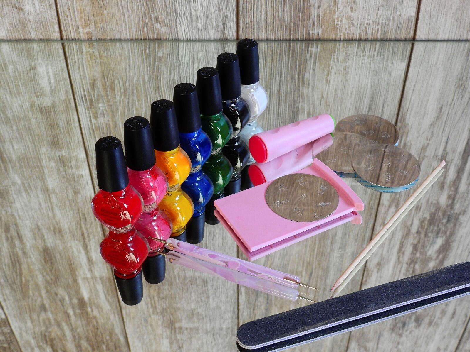 Nikon Coolpix P900 sample photo. Nail varnish, fingernails, manicure photography