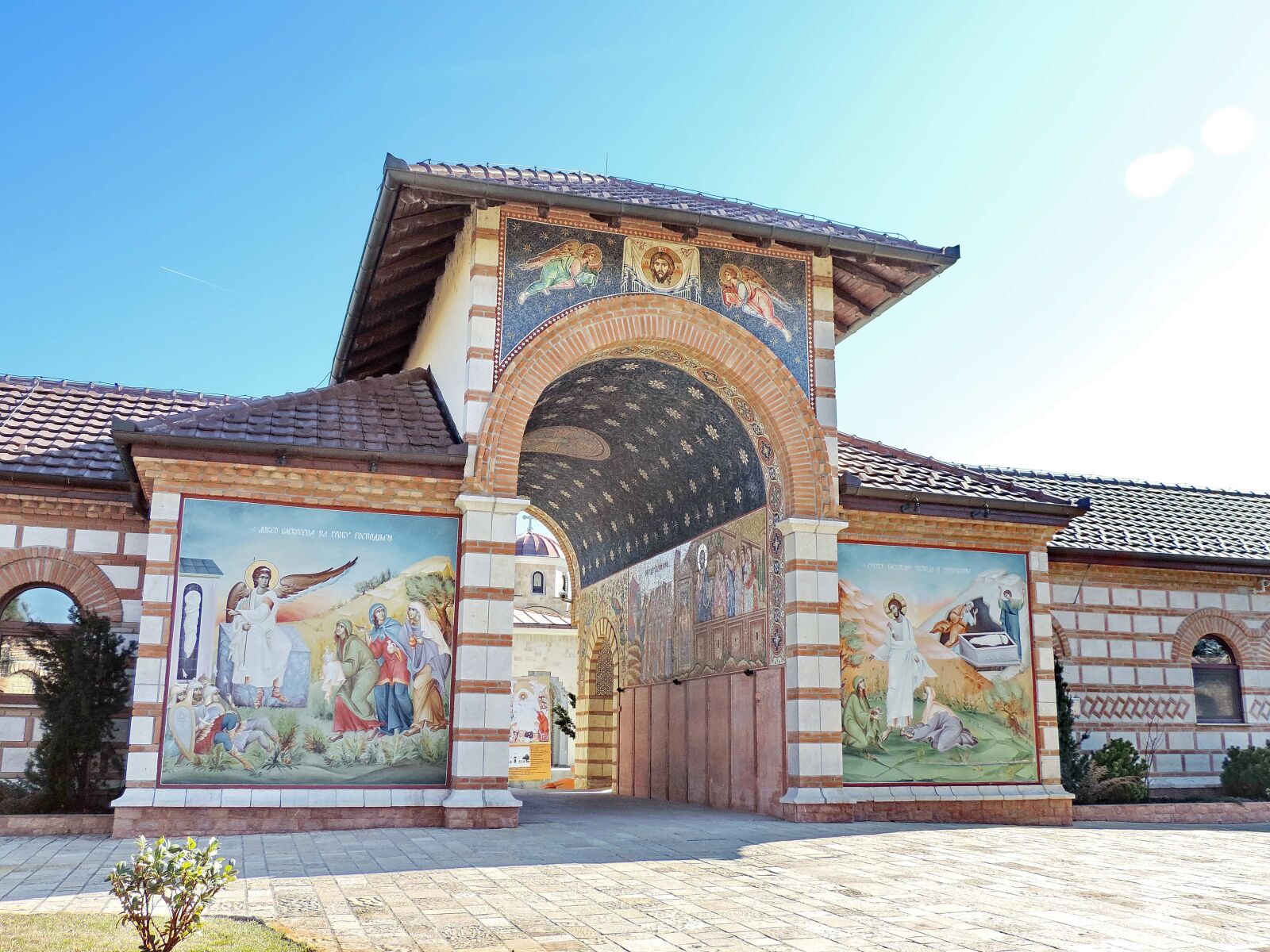 Nikon Coolpix P520 sample photo. Christianity, entrance, facade, gate photography