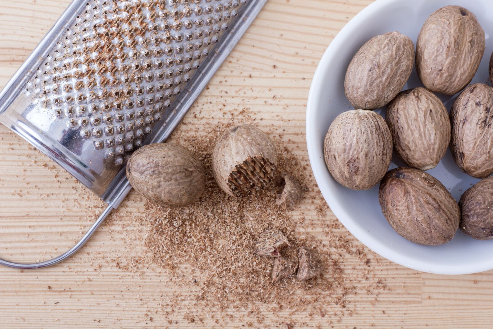 Canon EOS 550D (EOS Rebel T2i / EOS Kiss X4) + Canon EF 50mm F1.8 II sample photo. Nutmeg, grater, fresh photography