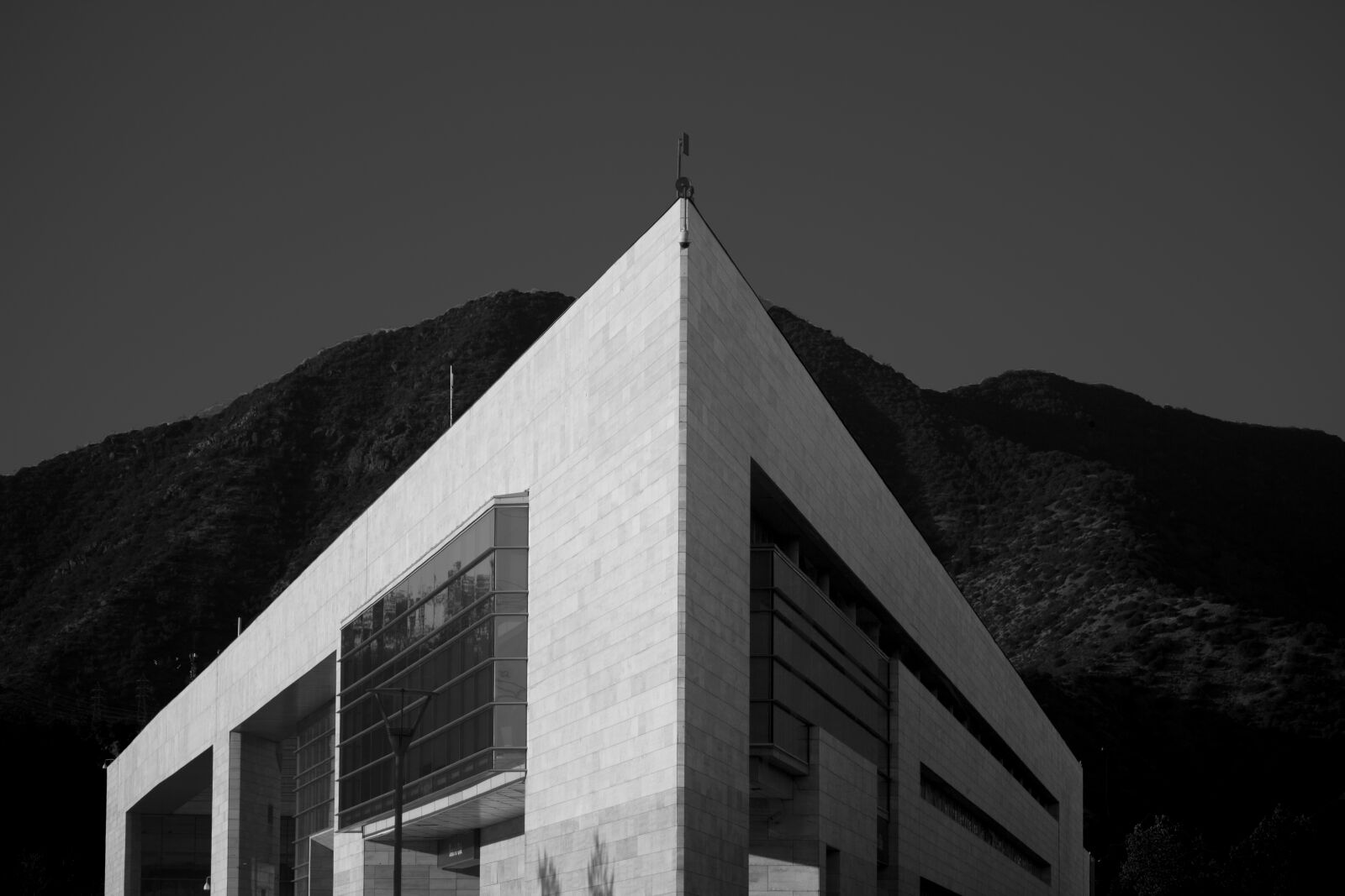 Canon EF-S 55-250mm F4-5.6 IS sample photo. Art, b, w, building photography