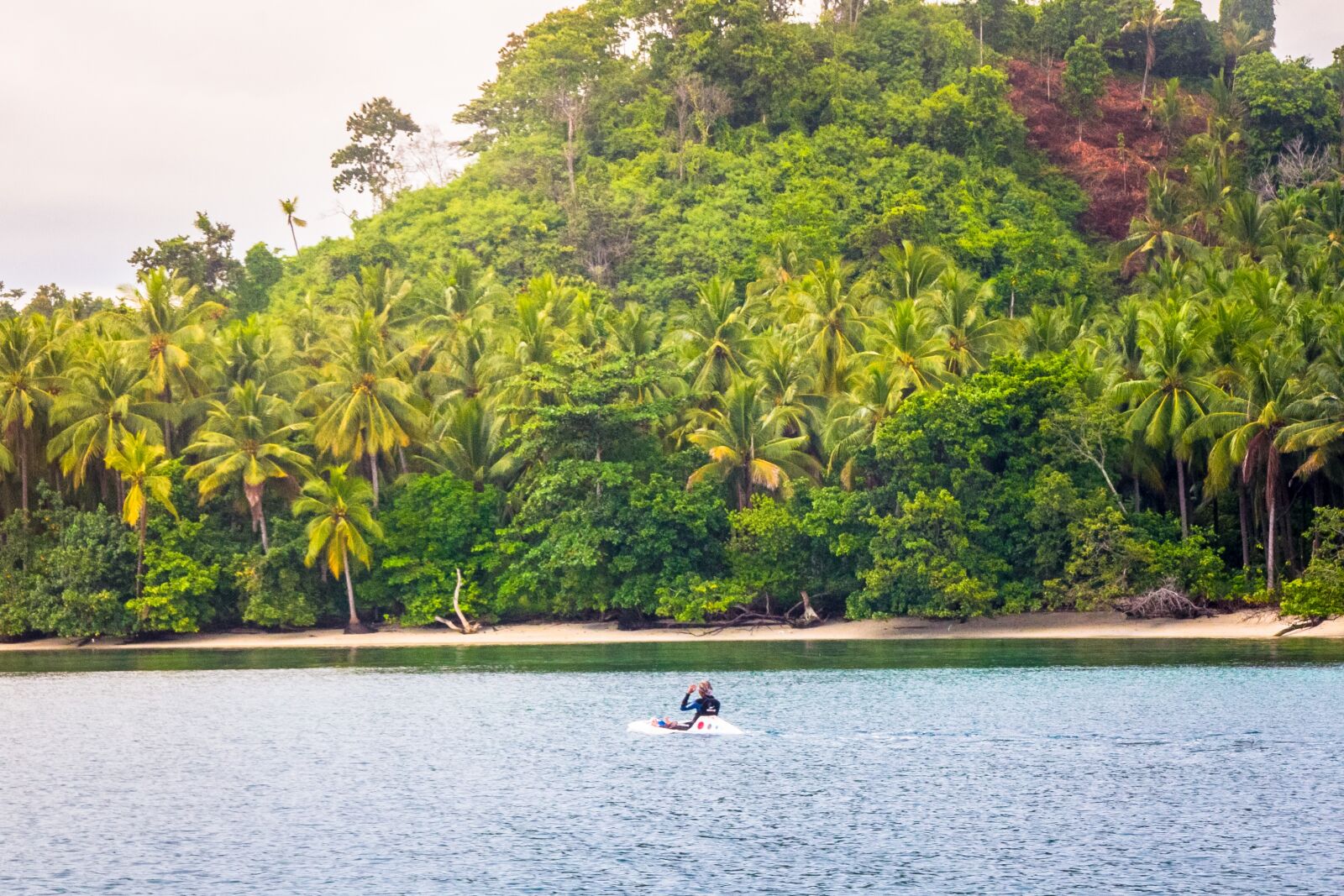Canon EOS 60D sample photo. Sea, beach, kayak photography