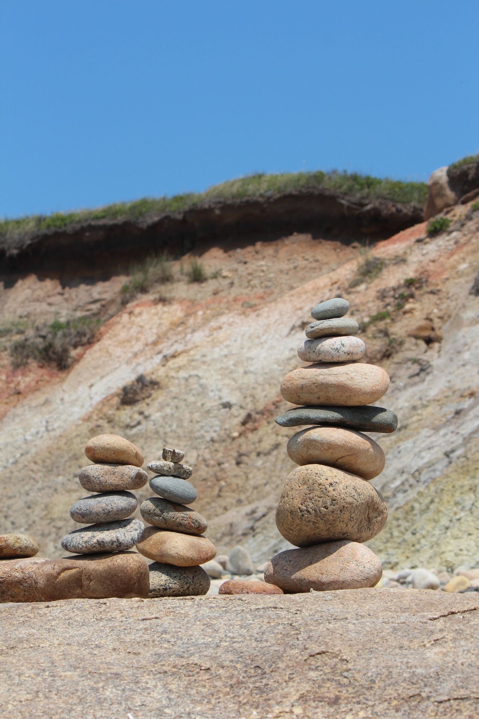 Canon EOS 600D (Rebel EOS T3i / EOS Kiss X5) + Canon EF-S 55-250mm F4-5.6 IS sample photo. Sky, battery rocks, stones photography