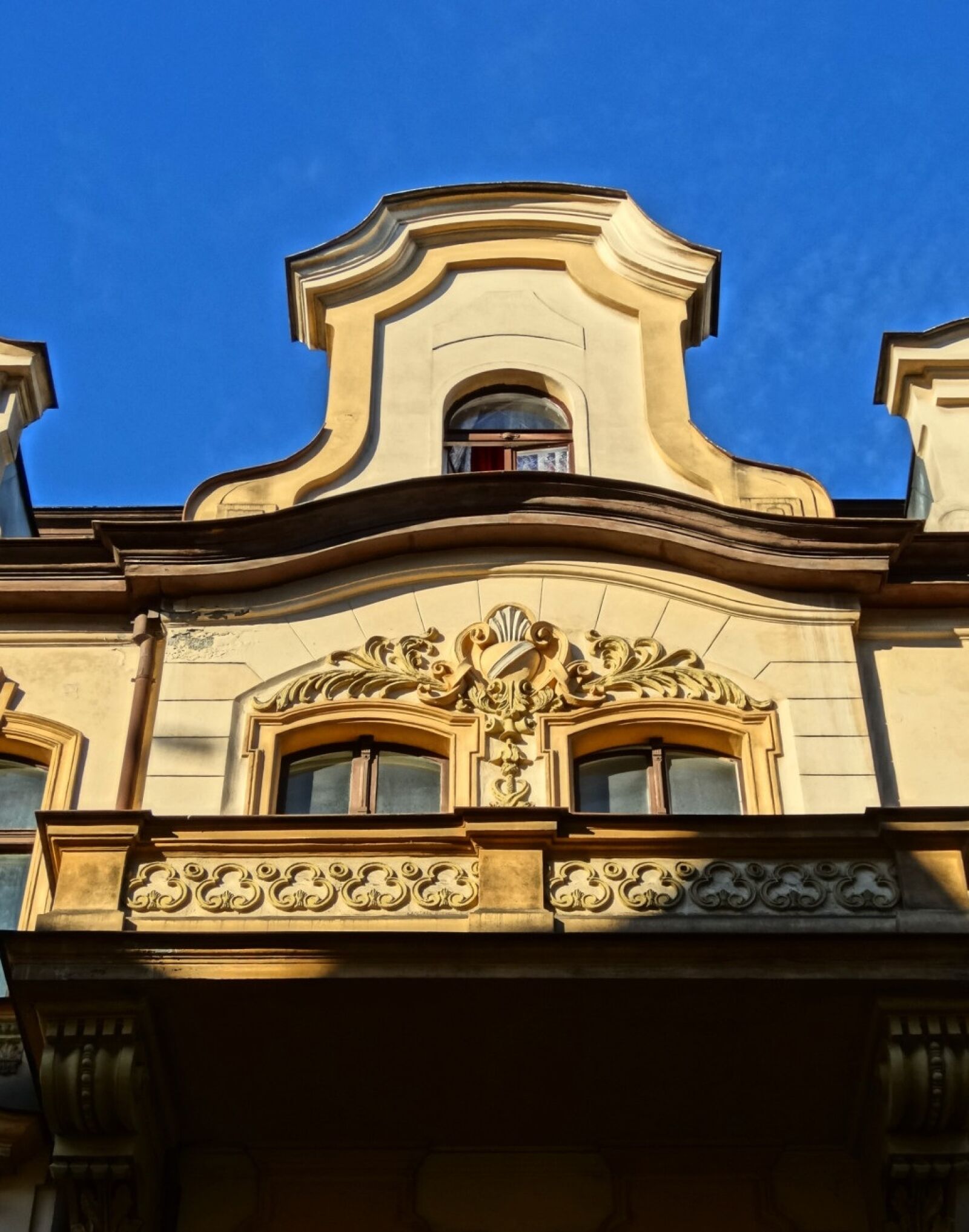 Sony Cyber-shot DSC-HX20V sample photo. Gable, pediment, architecture photography