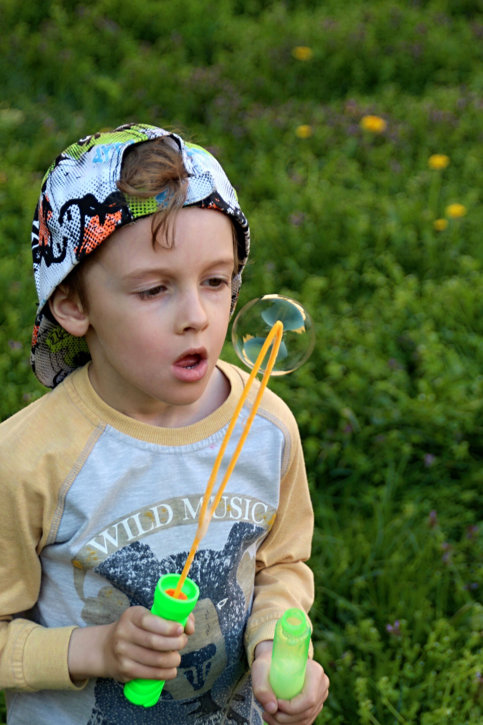 Canon EOS 1300D (EOS Rebel T6 / EOS Kiss X80) sample photo. Boy, bubble photography