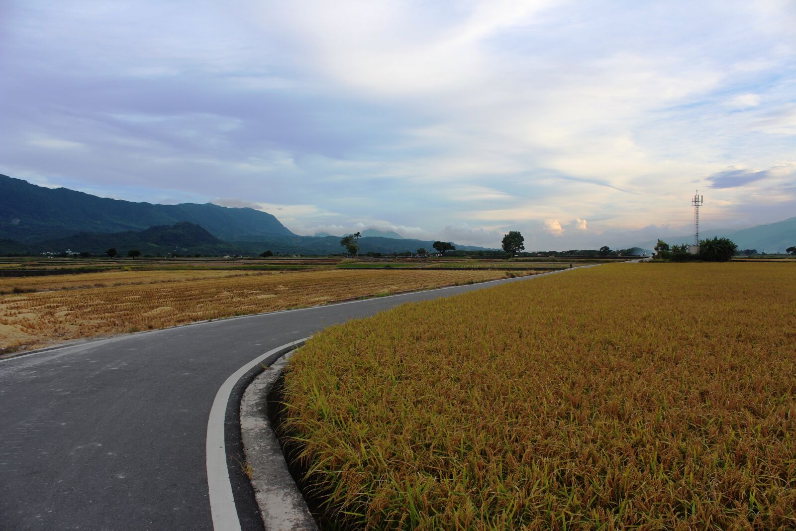 Canon EOS 650D (EOS Rebel T4i / EOS Kiss X6i) sample photo. Landscape, road, field photography