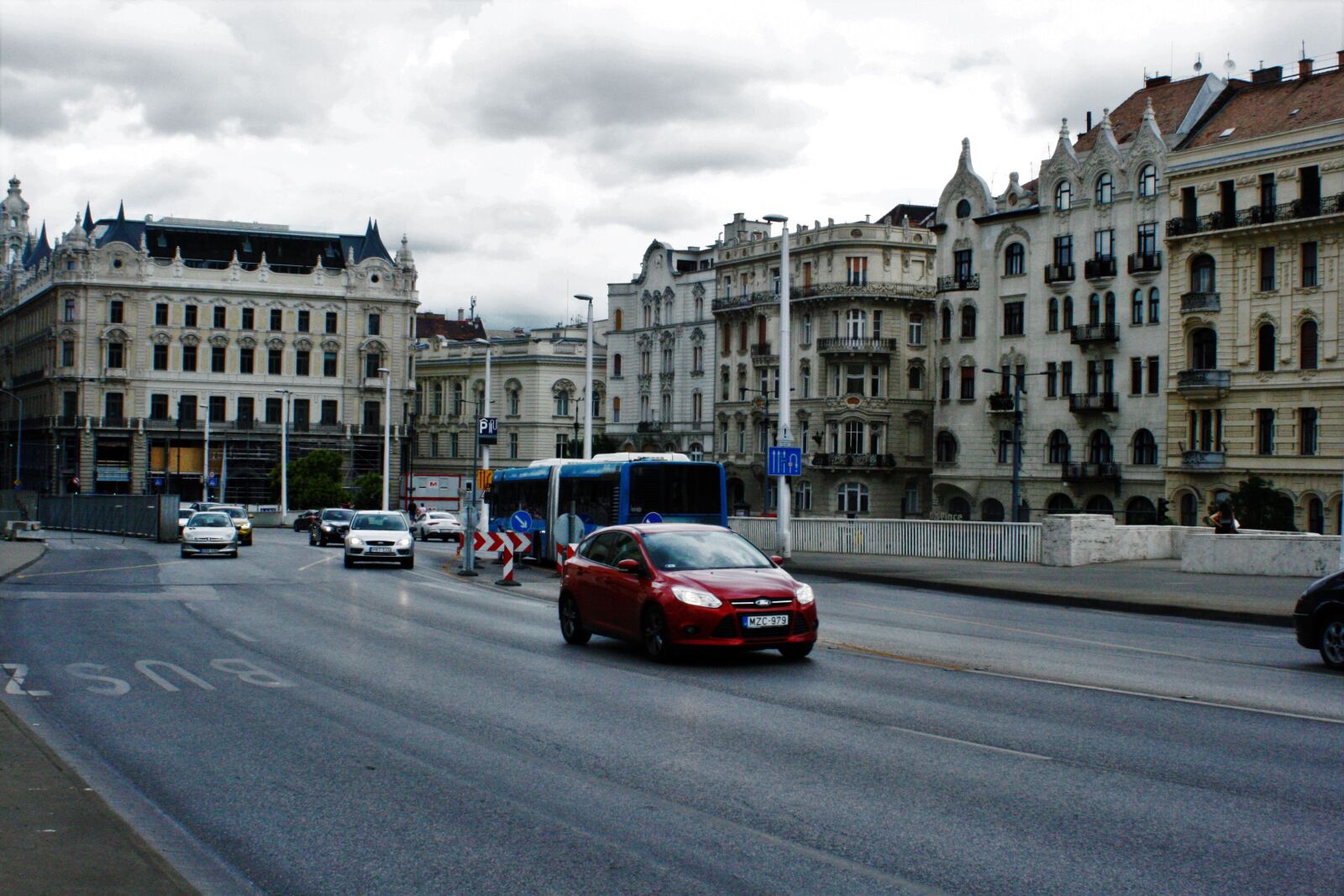 Canon EOS 400D (EOS Digital Rebel XTi / EOS Kiss Digital X) sample photo. Budapest building, car, budapest photography