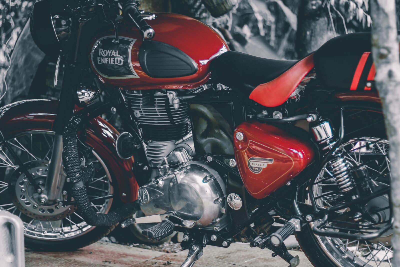 Canon EOS 700D (EOS Rebel T5i / EOS Kiss X7i) + Canon EF 50mm F1.8 STM sample photo. Royal enfield, bullet, bike photography