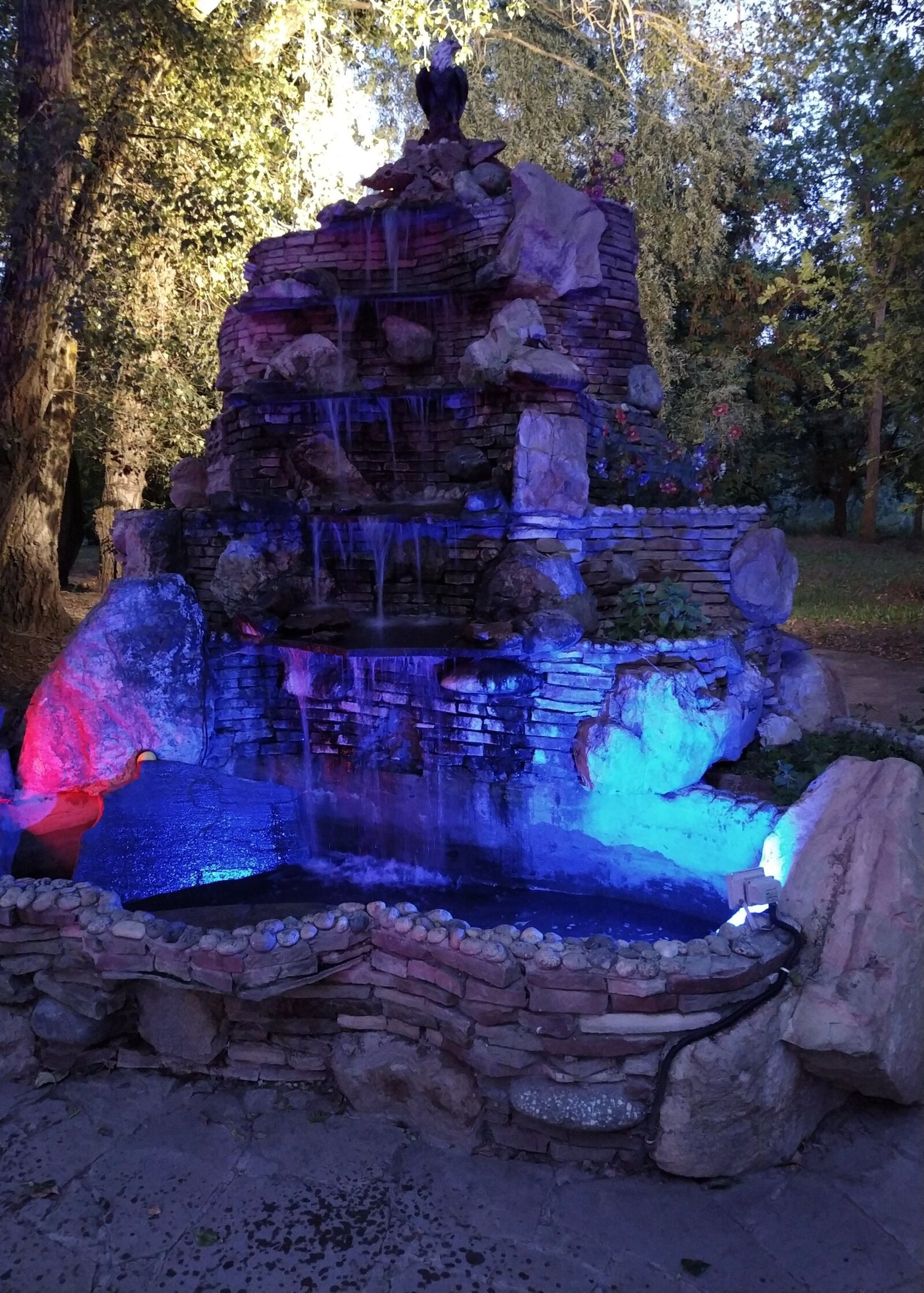 Xiaomi Redmi Note 7 sample photo. Fountain, water, flowing photography