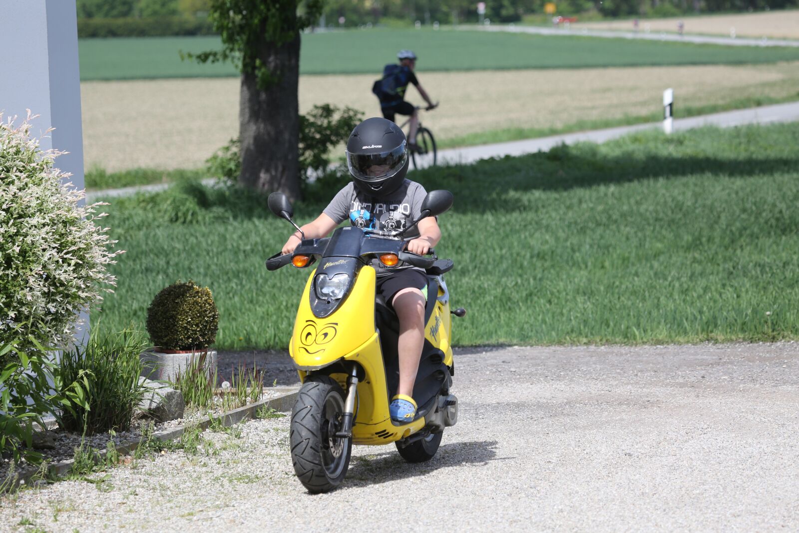 Canon EF 100-400mm F4.5-5.6L IS USM sample photo. Roller, moped, everyday life photography