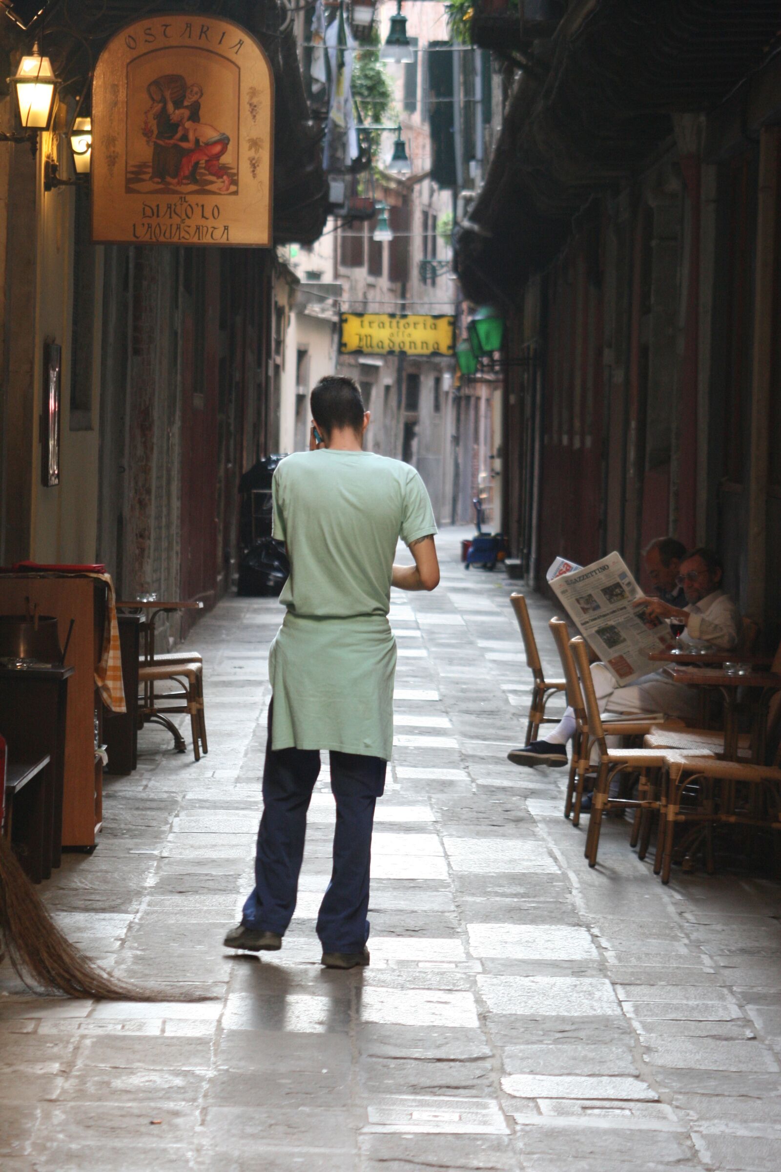 Canon EOS 400D (EOS Digital Rebel XTi / EOS Kiss Digital X) sample photo. Italy, venezia, street photography