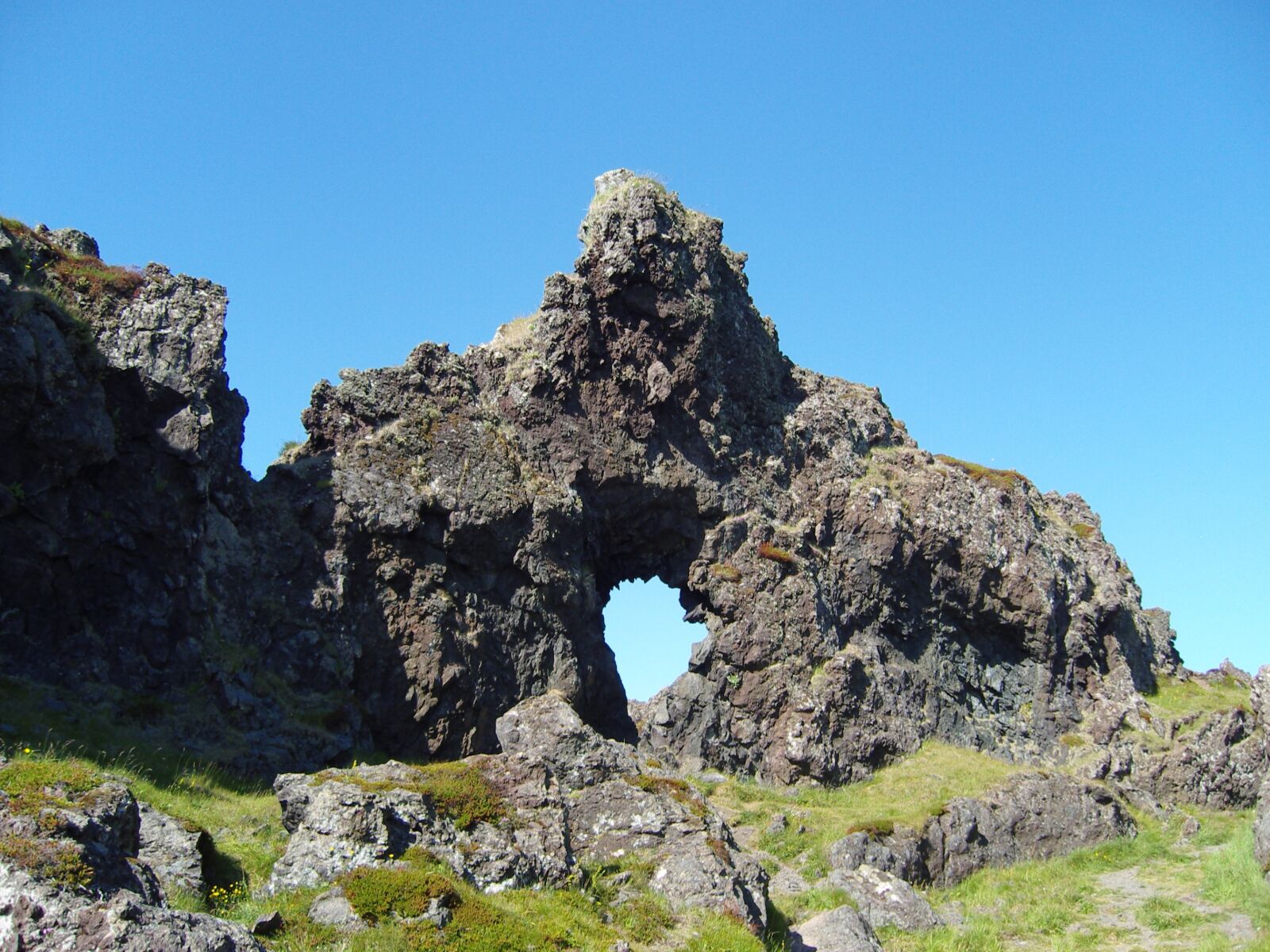 Samsung NV8 , VLUU NV8 sample photo. Iceland, rock, goal photography