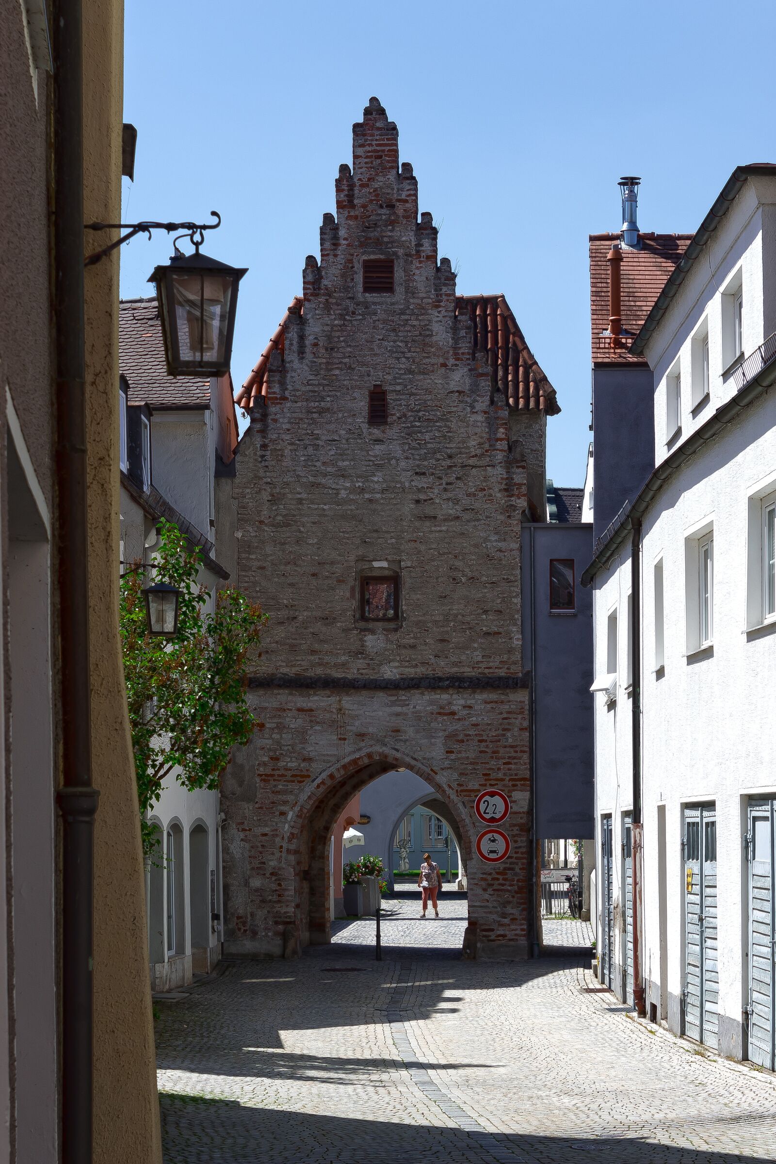 Canon EOS 1300D (EOS Rebel T6 / EOS Kiss X80) sample photo. Tower, town fortifications, houses photography